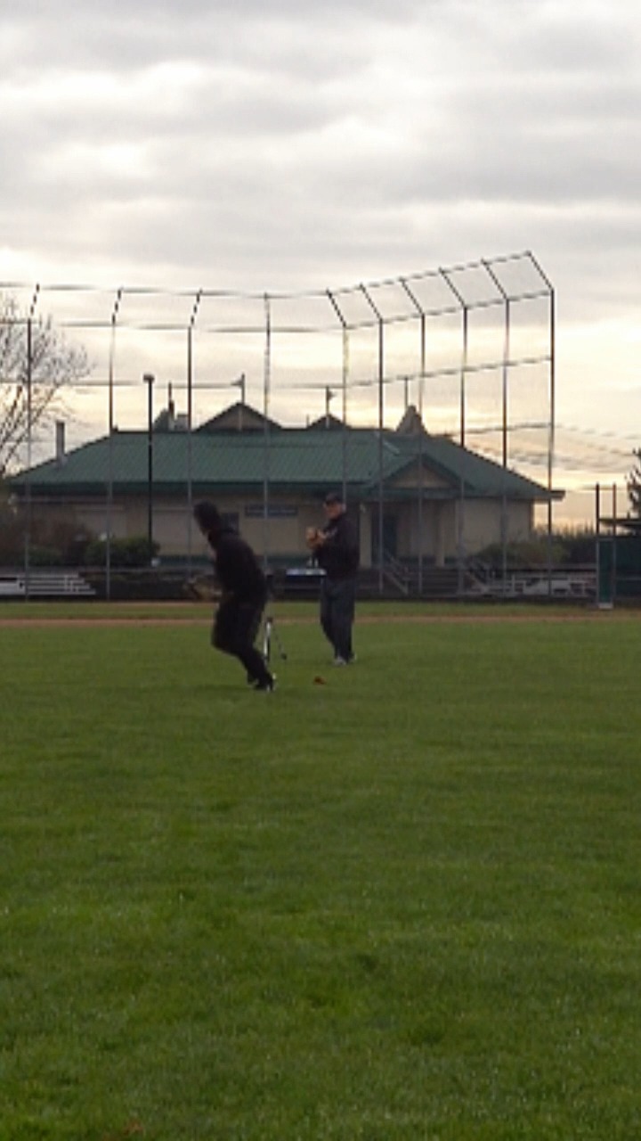 What to improve your fly ball tracking? Try the QB head swivel drill!
⚾ Drill Setup:
➤ Get your coach to point over your right or left shoulder.
➤ Immediately start your drop step in the direction your coach points.
➤ The coach then throws the ball over the players opposite shoulder.
➤ This forces you to turn your head to make the catch.