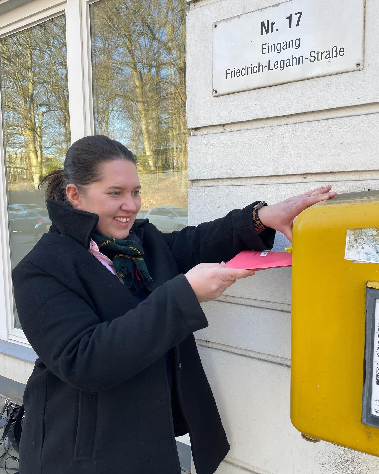 Ich habe schon gewählt. Und du?
Am Sonntag ist Hamburg-Wahl. Dann sind die wahlberechtigten Hamburgerinnen und Hamburger ab 16 Jahren aufgerufen, über die Bürgerschaft und Ersten Bürgermeister für die nächsten fünf Jahre abzustimmen. Das geht natürlich zwischen 8 und 18 Uhr im zuständigen Wahllokal. Die Adresse steht auf der Wahlbenachrichtigung.
Am Sonntag nicht da? Dann gibt es mehrere Möglichkeiten, noch zu wählen. Zum Bespiel am Gerhart-Hauptmann-Platz, wo eine Stimmabgabe für alle bis Freitag möglich ist. Dies ist auch in den bezirklichen Wahldienststellen möglich, zum Beispiel am Osdorfer Born oder im Altonaer Rathaus. Eine Liste mit allen Wahldienststellen gibt es hier: Hamburger Wahldienststellen.
Für alle, die Briefwahl beantragt, aber ihre Unterlagen noch nicht losgeschickt haben, wird es jetzt auf dem Postweg knapp. Um sicherzustellen, dass die Stimmen rechtzeitig ankommen, einfach den Wahlbrief beim zuständigen Bezirksamt in den Briefkasten werfen. #wahl #hamburgwählt #hamburg #spdhamburg