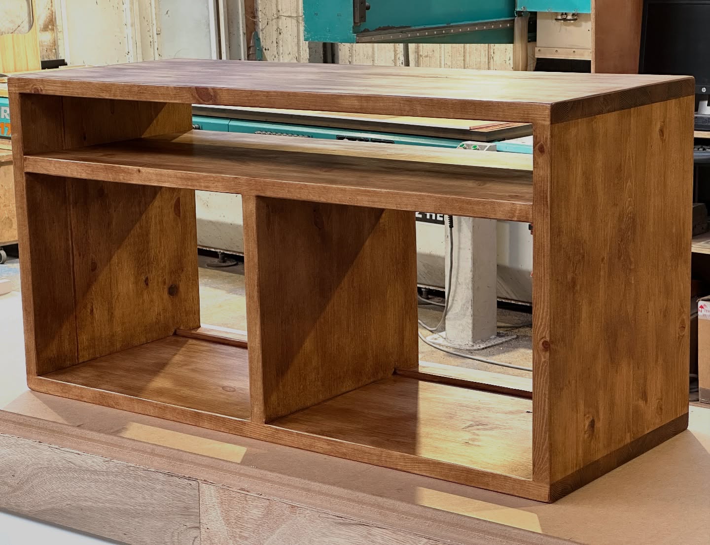 One of our bestsellers ready to be packed and shipped. Simple design that stands the test of time. Vinyl record storage unit with a hifi shelf. Always made out of solid wood and finished to a high standard our customers expect.
#komodafurniture #woodfurniture #interiordecorating #interiordesign #interiorandhome #vinylrecord #hifi #recordplayer #recordplayerstand #instadaily #instawoodworkers #homeandliving #homestyling #madeinuk #furnituremakers #furnituredesign #hifi #hifirack #bookshelf #woodbookshelf #hifistand #vinylstorage #cdstorage #tvunit #vinylrecordcollection #vinylrecordcollector