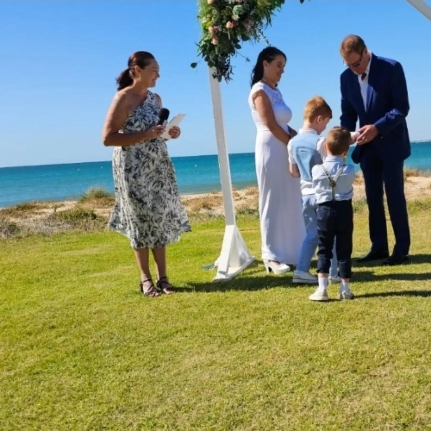 Shannon and Roberts absolutely lovely wedding ceremony in Halls Head. Love and happiness to you both ❤️
#shellsweddings
#mandurahmarriagecelebrant
#marriagecelebrant
#weddingcelebrant
#weddings
#love
#madorabaymarriagecelebrant
#localcelebrant
#bestfriends
#gettingmarried