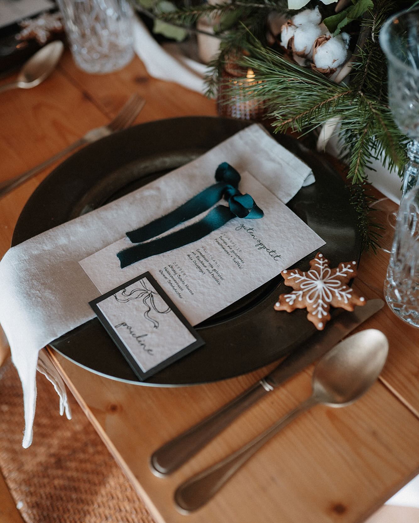 cozy winter wedding vibes ✨🤎
Ich liebe die Papeterie von @papier.zauber 🤍
HAIR&MAKE UP & Organisation: @ks.makeup.hair
Photography @alisa.haas.fotografie
Floristik,Dekoration @ckideal
Bratmode @brautstuebla
Couple @veronikaceae @_to_pix_
Model @thisisannax_
Papeterie @papier.zauber
Schmuck @die_wohlmacherin
Cake|Sweet’s @juliasitter_patisserie
#winterwedding #styledshoot #weddingideas #bridetobe #heiraten2025 #juliasitter_patisserie