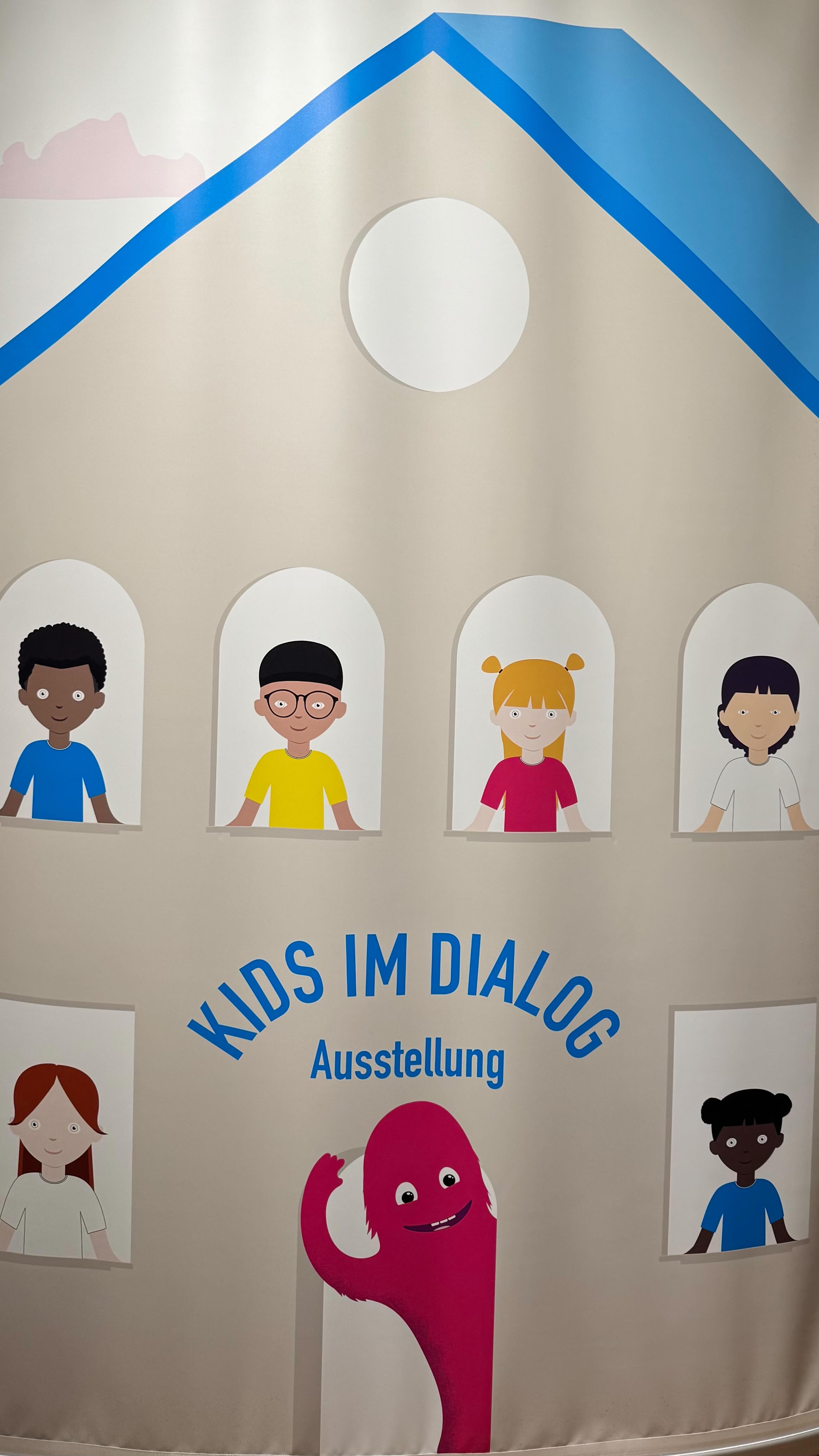 📍Dialoghaus Hamburg
Soziale und emotionale Intelligenz ist eine Schlüsselkompetenz für eine inklusive Gesellschaft.
Die Ausstellung Kids im Dialog lädt Kinder im Alter von 3 bis 7 Jahren und ihre Eltern/Betreuer*innen dazu ein, diese wichtigen Kompetenzen spielerisch zu üben.
Wir glauben an gemeinsame Lernräume. Diese Ausstellung ist ein Raum, in dem Kinder und Erwachsene Erfahrungen machen, zusammen spielen und miteinander ins Gespräch kommen.
Die Ausstellung umfasst 15 interaktive Stationen, die in drei Themenbereiche unterteilt sind:
-Einzigartigkeit und Vielfalt
-Emotionen und Einfühlungsvermögen
-Kommunikation und Teamarbeit
Wart ihr schon mal im Dialoghaus?
#hamburg #dialoghaus #kids #kinder #kindergarten #ausflug #inklusion #vielfalt #kindergartenkind #kinderstärken
