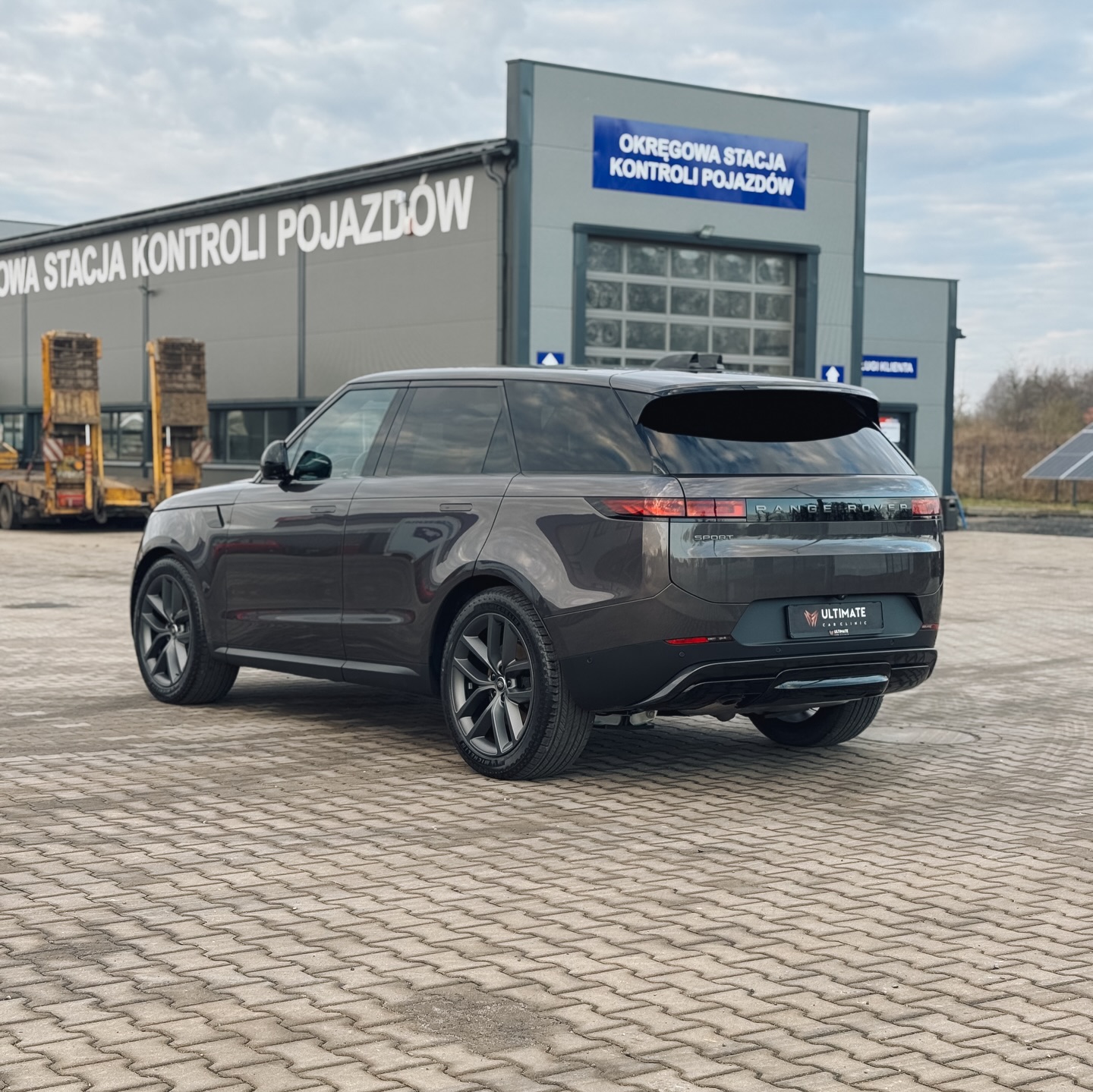 Fabrycznie nowy Range Rover prosto z salonu zawitał u nas w celu kompleksowego zabezpieczenia zarówno z zewnątrz jak i w środku. Wykonaliśmy niemal pełny pakiet obejmujący folie full front PPF, powłokę ceramiczną lakieru, powłoki miejscowe na szyby i felgi oraz kompleksowe zabezpieczenie tapicerki skórzanej i materiałowej.
Zakres prac:
✔️ Bezpieczne detailingowe mycie
✔️ Pełna dekontaminacja i deironizacja lakieru
✔️ 1-etapowa korekta fabrycznie nowego lakieru
✔️ Zabezpieczenie Full Front PPF front PPF (maska, zderzak, nadkola, lampy, lusterka, słupki A) @clifdesigns_pl
✔️ Zabezpieczenie ekranów bezbarwną, antypalcującą folią matową PPF @clifdesigns_pl
✔️ Zabezpieczenie lakieru powłoką ceramiczną @gtechniqpolska
✔️ Zabezpieczenie szyby czołowej powłoką hydrofobową
✔️ Zabezpieczenie felg powłoką ceramiczną
✔️ Kompleksowe zabezpieczenie tapicerki skórzanej i tkanin
#folieppf #gtechniq #autodetailing #markaosobista #clifdesigns #lubin