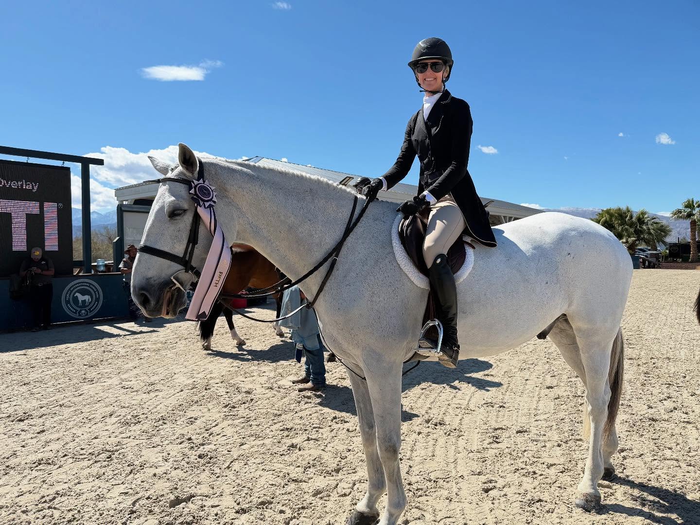 Derby Day did not disappoint!! Congratulations Coraggio and @emma.lindstromm and owner @junesalin7 on finishing 5th in the 49 K International Hunter Derby at DC9.
Thanks @ninaalario for taking great care of them this week 🥰😀👏