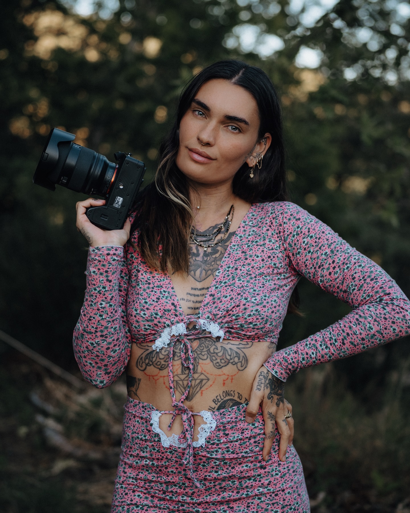 ✨ Hey par ici ! Il est temps de faire les présentations, car je viens de réaliser que je ne me suis jamais présentée !
Moi, c’est Angel, photographe et grande passionnée d’histoires à raconter, d’émotions brutes et de moments inoubliables (bon et une légèrrrre obsession pour les mariages et les histoires d’amour, soyons honnête).
Tout a commencé à Bangkok, où je suis tombée amoureuse de la photo à 15 ans. Depuis mon retour en France j’ai pas mal bougé : Bordeaux, Montpellier, Portugal, Mexique, Espagne.. Je suis maman d’une petite fille avec qui je vis maintenant dans le Gard.
Dans la vie, je suis un mélange entre control freak et free spirit – oui, ça existe ! 😆 Toujours partante pour une nouvelle aventure, un road trip au coucher du soleil, mais je ne supporte pas que les choses ne soient pas à leur place, dépareillées ou en bazar !
J’adore le crochet, la céramique, les animaux et un jour, j’aurai un alpaga 🦙, c’est sûr.
Si vous cherchez quelqu’un pour capturer votre amour avec authenticité et spontanéité, vous êtes au bon endroit ! J’ai hâte d’échanger avec vous et d’immortaliser vos plus beaux souvenirs.
Si vous deviez choisir un animal de compagnie improbable, ce serait lequel ? 👇
À très vite ! ✨🖤