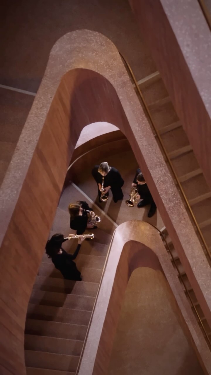 Today marks the 150th year since Maurice Ravel’s birthday!
His music, like Three Beautiful Birds of Paradise, continues to soar through time - elegant, vibrant, and unforgettable. Thank you for the legacy you left behind!
Trois beaux oiseaux du paradis (Three Beautiful Birds of Paradise) is a choral piece from 1915, part of Ravel’s Trois Chansons (Three Songs).
Link in bio.
Many thanks to @copulaproductions for the wonderful recording and production, and to @museumkueppersmuehle for allowing us to film in this beautiful venue! 🤍