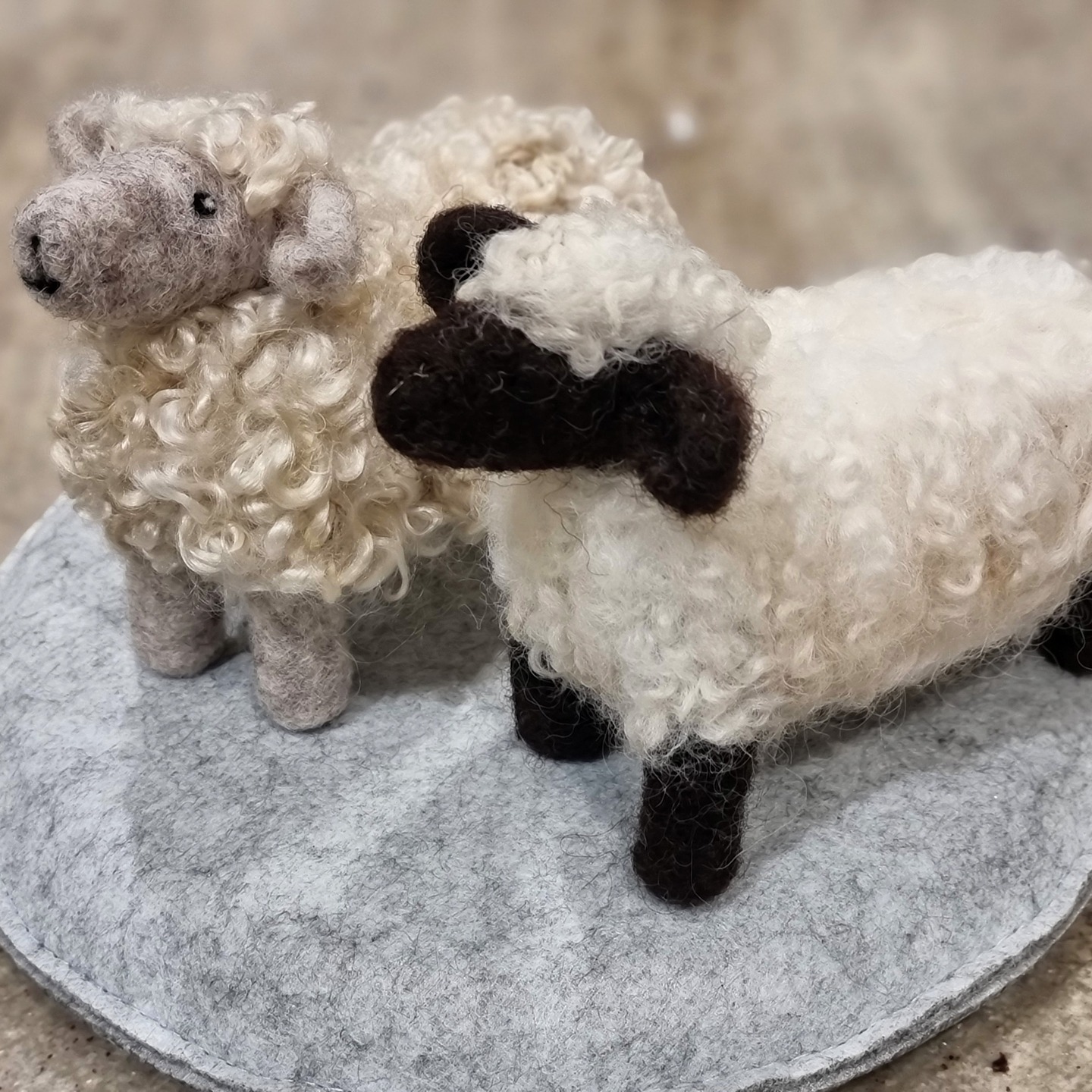 🌟✨ What a special morning spent teaching a beginner's needle felting sheep workshop, using all local wool, at the beautiful @boveycastlehotel! 🏰🐑
It was such a joy to share this craft with such a wonderful group of talented and special ladies. 💖 And to top it all off, the cream tea afterwards ended the session perfectly – pure bliss! 🍰☕️
Thank you all for making it such a memorable experience!
#boveycastle #AmandaPrimrose #NeedleFelting #Sheep #visitdartmoor #dartmoor #CreativeWorkshop #TalentedLadies
#britishwool
