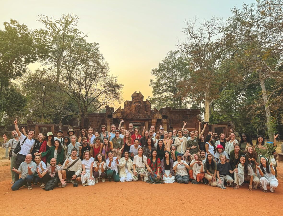 Yewwww! Happy Sunday! 🌞🌸
Sunset at Banteay Srei, also known as the “Goddess Temple”, carved from reddish sandstone that lights up a warm pink. Missing some friends in this pic and missing you all in real life!
@kriyalightning 2025 Angkor Wat Retreat