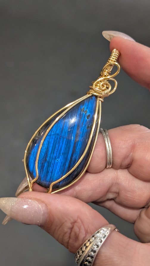 Blue flash Labradorite on the bench today ✨
•
•
•
#blackbirdavenue #witchywares #magickalwares #wirewrappedcrystals #wirewrappedjewelry #wirewrapping #labradoritejewelry #labradorite #crystalshopmelbourne #yarravalley #yarraranges #visityarravalley #upperyarravalley #shoptheyarravalley #yarrajunction #warburton