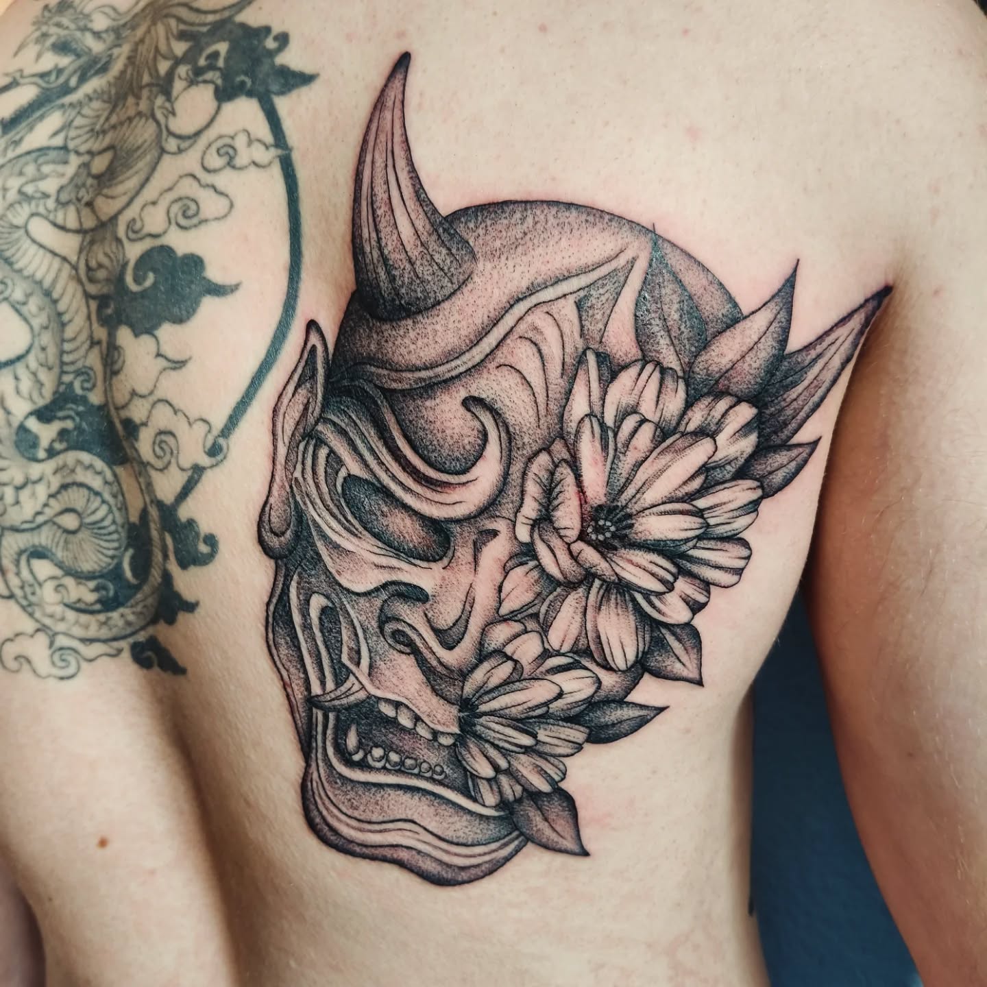 ✨ Oni Mask ✨
This beautiful piece is part of a full japanese back project 🔥
Danke 1000 für dis Vertraue und die tolle Sessions ! Das Projekt macht riiiese Spass, freue mi scho uf de Rest ✨✨
#onimask #japanesetattoo #japantattoo #onimasktattoo #dotworktattoo #inprogress #backpiece