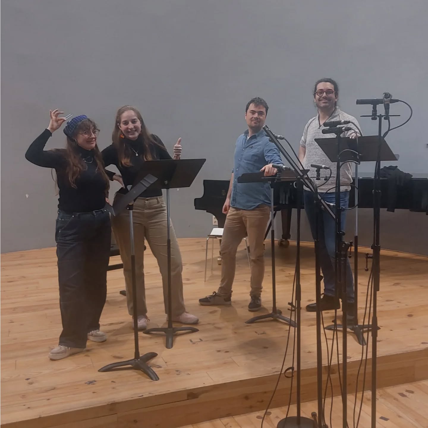 Des ami.e.s et une aventure à vivre ! What else ? 😊☀️
On a enregistré grâce aux étudiants en ingé son et à la confiance de notre conservatoire @artsaucarre !
Merci pour tout 🙏
À tout vite pour le spectacle que nous créons actuellement... !
#ensemblevocal #les4sens #quatuorvocal #musique #music #acapella #voix #micro #pupitre #enregistrement #grateful #reconnaissant #joie
