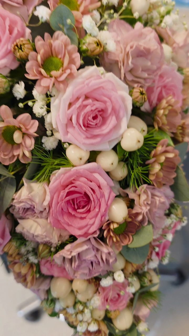 #ahlmanfloristi treenasi tällä viikolla morsiamen koristeita
@ahlmanedu
#tekemälläoppii #studentdesign #learningbydoing #ahlmanviherjakukka #bridalflowers #kukkasidonta #morsiuskimppu #flowerlover