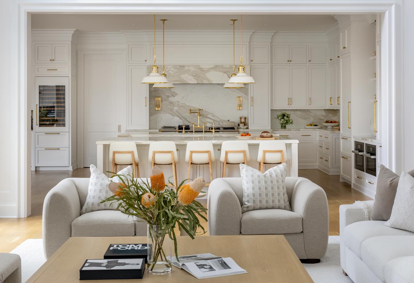 Another view of this home 🤍 the ultimate definition of a Great Room.
Complete with oversized portrait photography by @dominicafisher_ and a custom hanging glass fixture by @preciosalighting
Designer: @careyelderdesign
Architect: Brehm Architects
Builder: @lg__group
Photographer: @federica_ghidelli