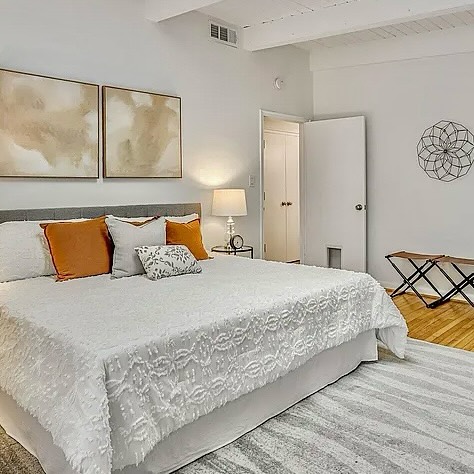 We lose the hour of sleep this weekend but extra daylight will definitely be nice… #vacantstaging #stagedtosell #homestagingdc #springfoward