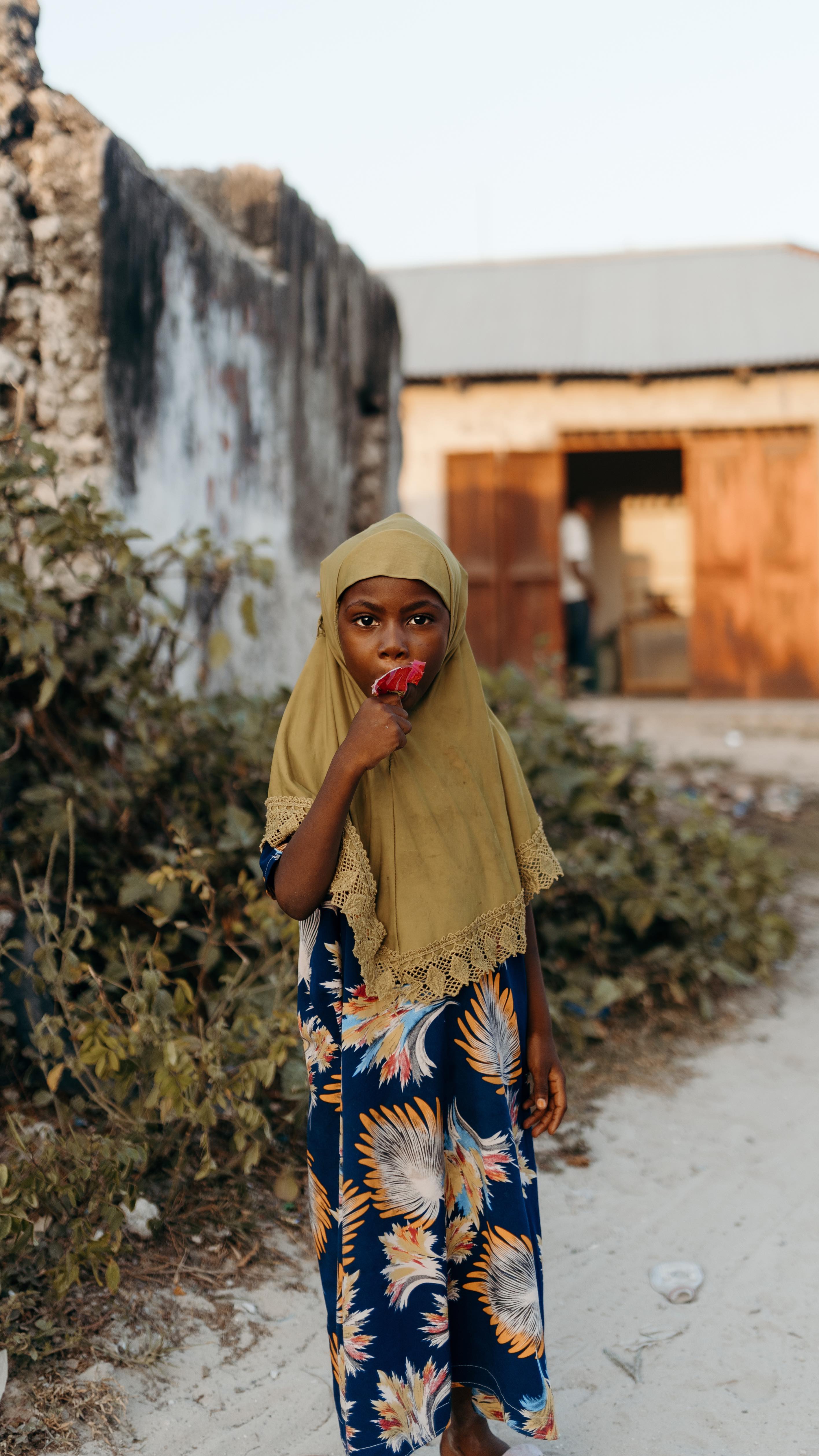 Zoals beloofd, deel ik nog graag de beelden die ik tijdens mijn vakantie op Zanzibar heb geschoten. Ze geven een goed beeld van hoe het daar is: aan de kust vind je luxe resorts en restaurants die gericht zijn op toerisme, maar zet je een paar stappen het dorp in, dan kom je in een compleet andere wereld.
Veel armoede. Kinderen spelen op straat met oude banden en kartonnen dozen, zo blij met bijna niets. Het contrast is groot en zet je echt aan het denken. Ondanks zulke omstandigheden straalt er zoveel vreugde en veerkracht van de mensen af. Een prachtige ervaring รฉn vakantie gehad.๐๐ผ๐๏ธ๐น๐ฟ๐
