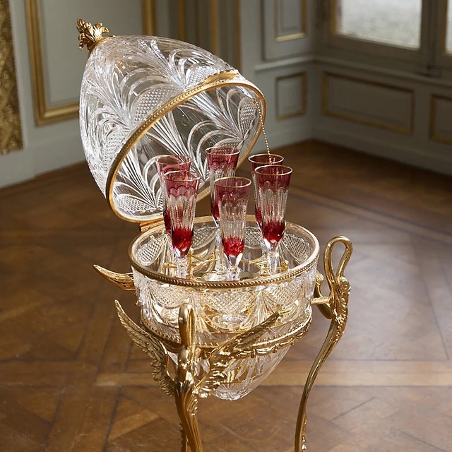 Inspired by Tchaikovsky’s timeless ballet, the Champagne Service Cabinet Swan is a true testament to grace and refinement. 🦢✨ This extraordinary creation blends exquisite crystal and gilded bronze, embodying luxury and artistry. 💎🍾
With six delicate champagne flutes and a central space for a bottle, it is the ultimate symbol of sophistication. 🥂🌟
Resting on three slender legs adorned with gold-covered bronze swans, this masterpiece captures poise and beauty. 👑💫
Buy here: 👉 www.gpgrant.com #GPGrant #gpgrantstyle #beautiful #fashion #follow #uniquegifts #uniquegift #accessories #luxury #lifestyle #gentleman #exclusive #LuxuryLifestyle #ShopNow #gift #style #designer #events #parties #interiors #design #luxuryinteriors #glamour #love #instagood #champagne #champán #champan #crystalglassware #crystalflutes