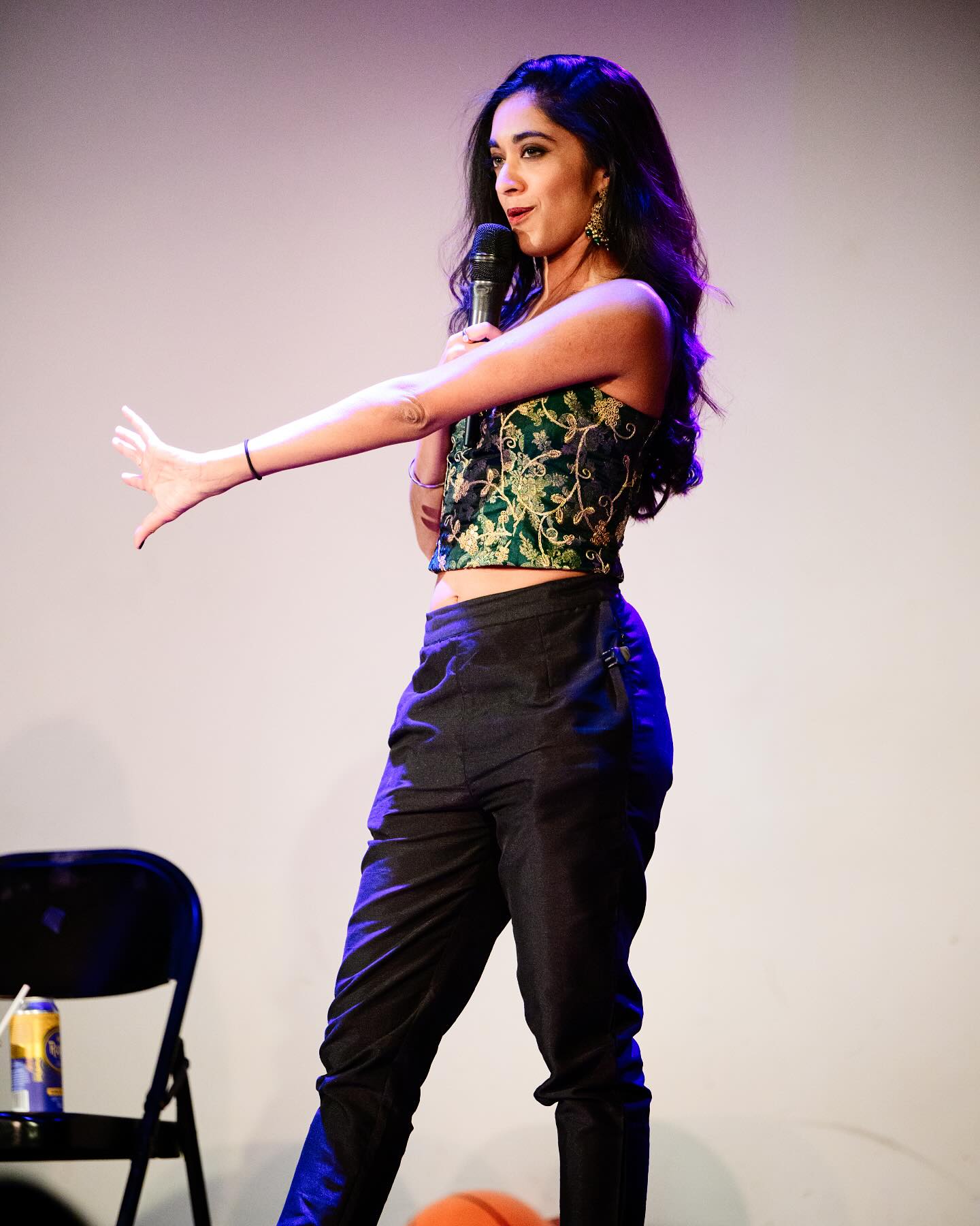 Feed for the feed and a reminder to get your @drunkbollywood tickets 💚✨
📷: @rgbtv_photography
wearing @zorsay.nyc Jamawar lace back top