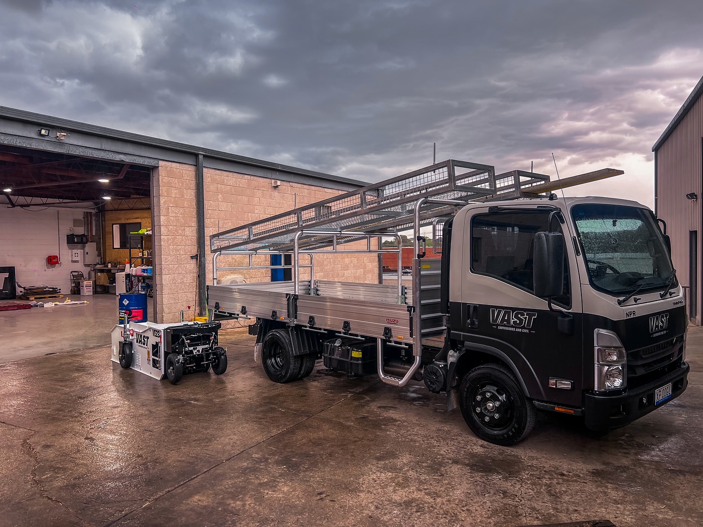 With concreting being such a big part of what we do now, we thought we better add some new additions to make our lives a bit easier. Our new concrete truck and kerb machine are set to get a good workout over the coming months. We couldn’t just leave them looking plain though, both getting some black wheels and sticker jobs for that extra vast touch 👨🏽🎨🔥