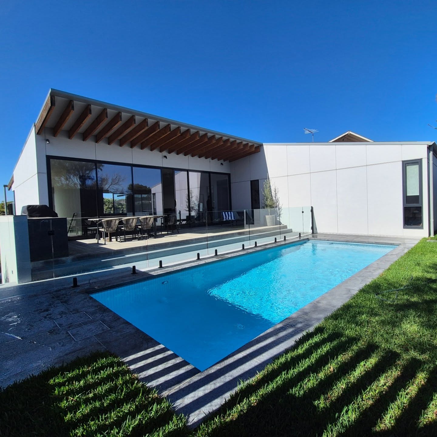 Recently finished Sorrento project looking amazing in the last of the summer sun βοΈ πββοΈ
π @sabo_design for supplying our client with a great set of plans to get us started!
#landscape
#landscapedesign
#swimming
#swimmingpool
#sorrento
#bighill
#poolbuilder