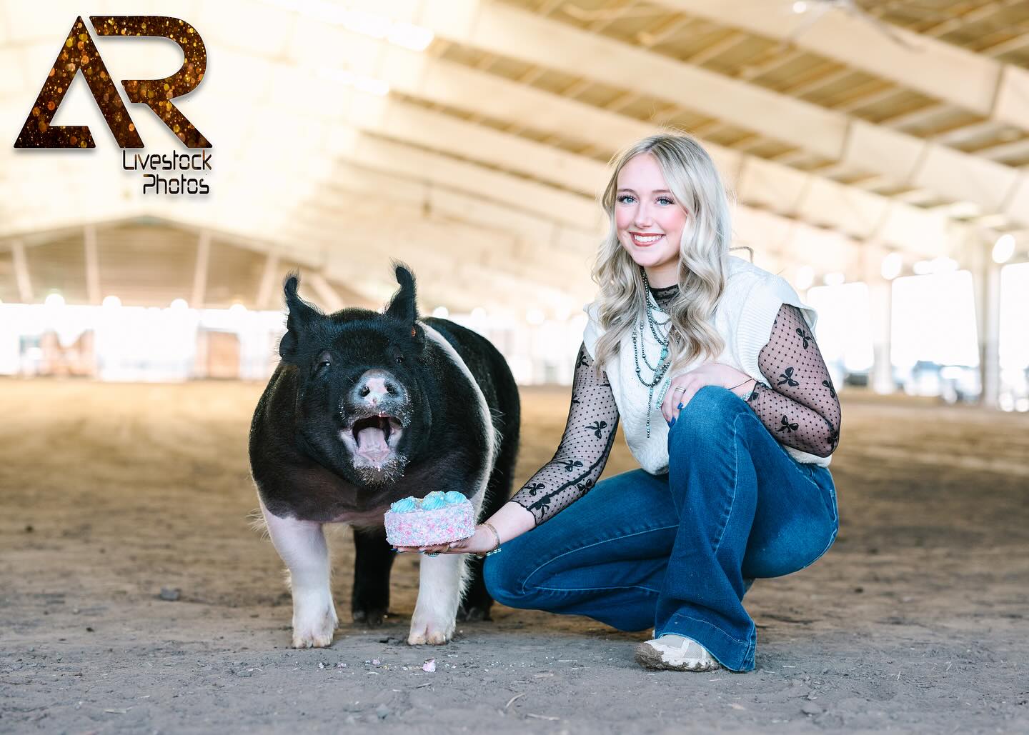 We’re celebrating going into week 2 of OYE like this pig🧁🥳
For my last minute planners, there’s still time to book your photos with me tomorrow-Friday! 📸
Book your mini photo session ⬇️
https://book.usesession.com/s/zSS8mkeIGv
WWW.ALEXISRADUNLIVESTOCKPHOTOS.COM
