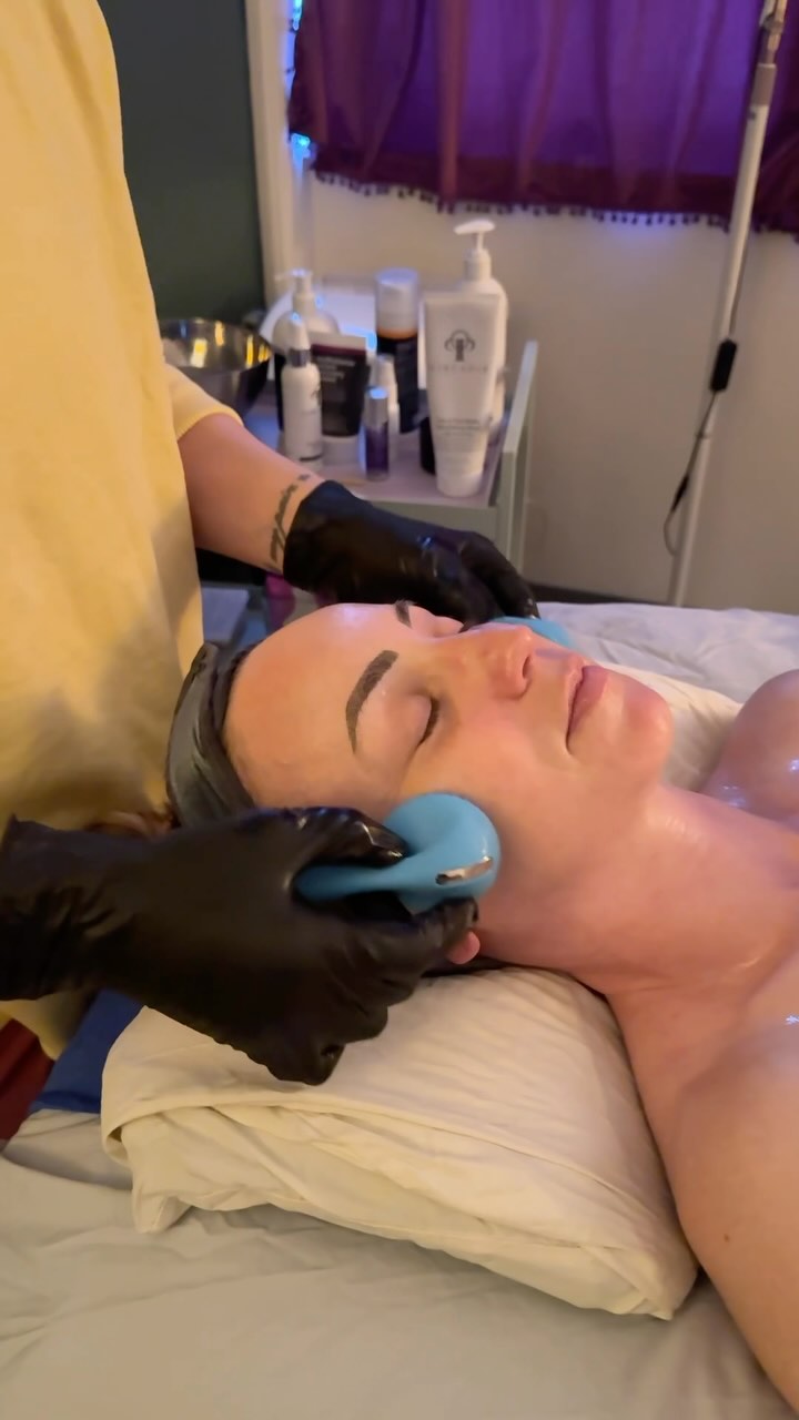Did you know that all of our facials are personalized for each individual client?
✨ Your skin will be examined during your appointment and skincare will be determined on your skin type and skin conditions.
🙌🏻 We will also discuss your current skincare routine and will go over proper home skin care protocols for the future so there is no guess work and we can ensure your skin gets the TLC it deserves every day
#kensingtonmd #thecosmeticworkshop #kensingtonmdfacial #kensingtonmdesthetician #kensingtonmdskincare