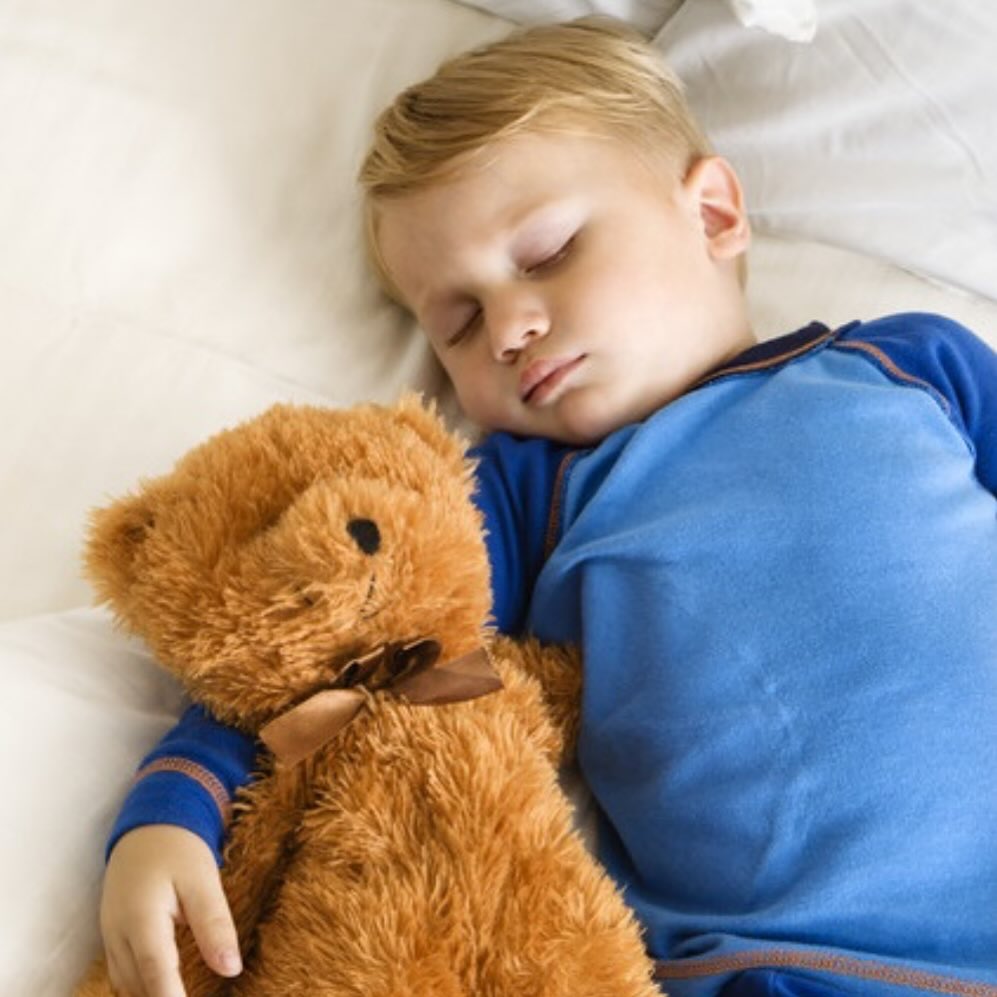 🌙💤 Wereldslaapdag - Slaap is de basis van een gezonde ontwikkeling! 💫
Vandaag is het Wereldslaapdag. Een goed moment om ouders en zorgverleners aan te moedigen om aandacht te besteden aan de slaapproblemen van kinderen!
💡 Wist je dat slaap niet alleen essentieel is voor groei, maar ook voor concentratie, gedrag en algeheel welzijn? Veel kinderen hebben moeite met slapen. Onze kinderslaapoefentherapeut kan helpen om betere slaapgewoonten aan te leren en de rust te verbeteren.
Veelvoorkomende slaapproblemen die wij zien:
-💤 In slaap vallen
-💤 Veelvuldig wakker worden
-💤 Slecht slaapritme
-💤 Nachtmerries of nachtterrors
-💤 Slapenloosheid
⭐ Onze kinderslaapoefentherapeut kan gezinnen helpen om gezonde slaapgewoonten aan te leren en de kwaliteit van de nachtrust te verbeteren. Heb jij tips of ervaringen om te delen? Laat het ons weten!
#slaapoefentherapie #kinderslaaptherapeut #kinderoefentherapie #kinderoefentherapeut #kinderfysiotherapie #kinderfysiotherapeut #motorischeontwikkeling #motoriek #mijlpaal #grovemotoriek #fijnemotoriek #baby #peuter #kleuter #schoolkind
#kinderoefentherapie_zn #Wormerveer