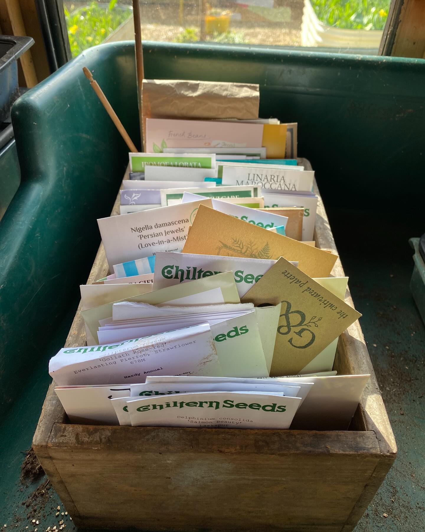 Box of delights ā¦#forthcomingattractions #smallscaleflowergrower #midlandsflorist #gardeninspiredfloristry #weddingswithnatureinmind #farewellflowers #bouquetsandbuttonholes #lovenatureš