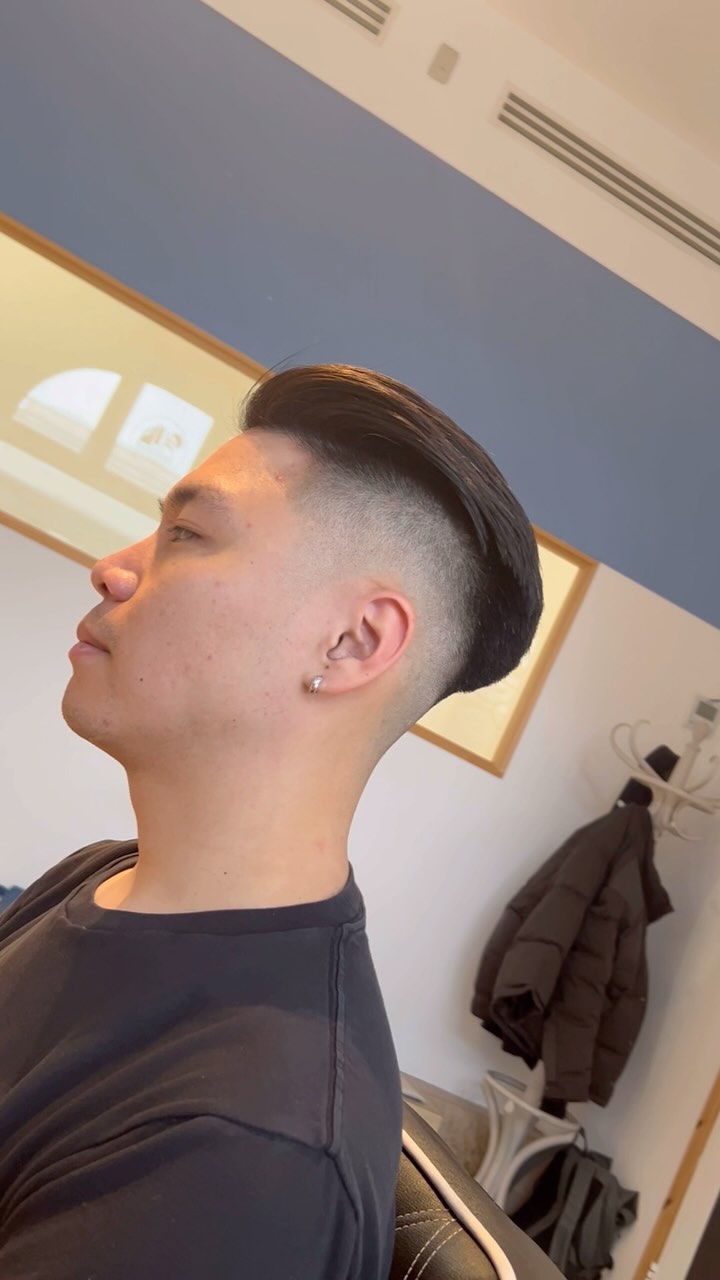 Skin fade with a bit of disconnection on top .
.
.
Styled using @ruger.barber sea salt spray and @kevinmurphy.prouk night rider.
.
.
#architect #fade #supportsmallbusiness #mightyboosh #pressbarbers
