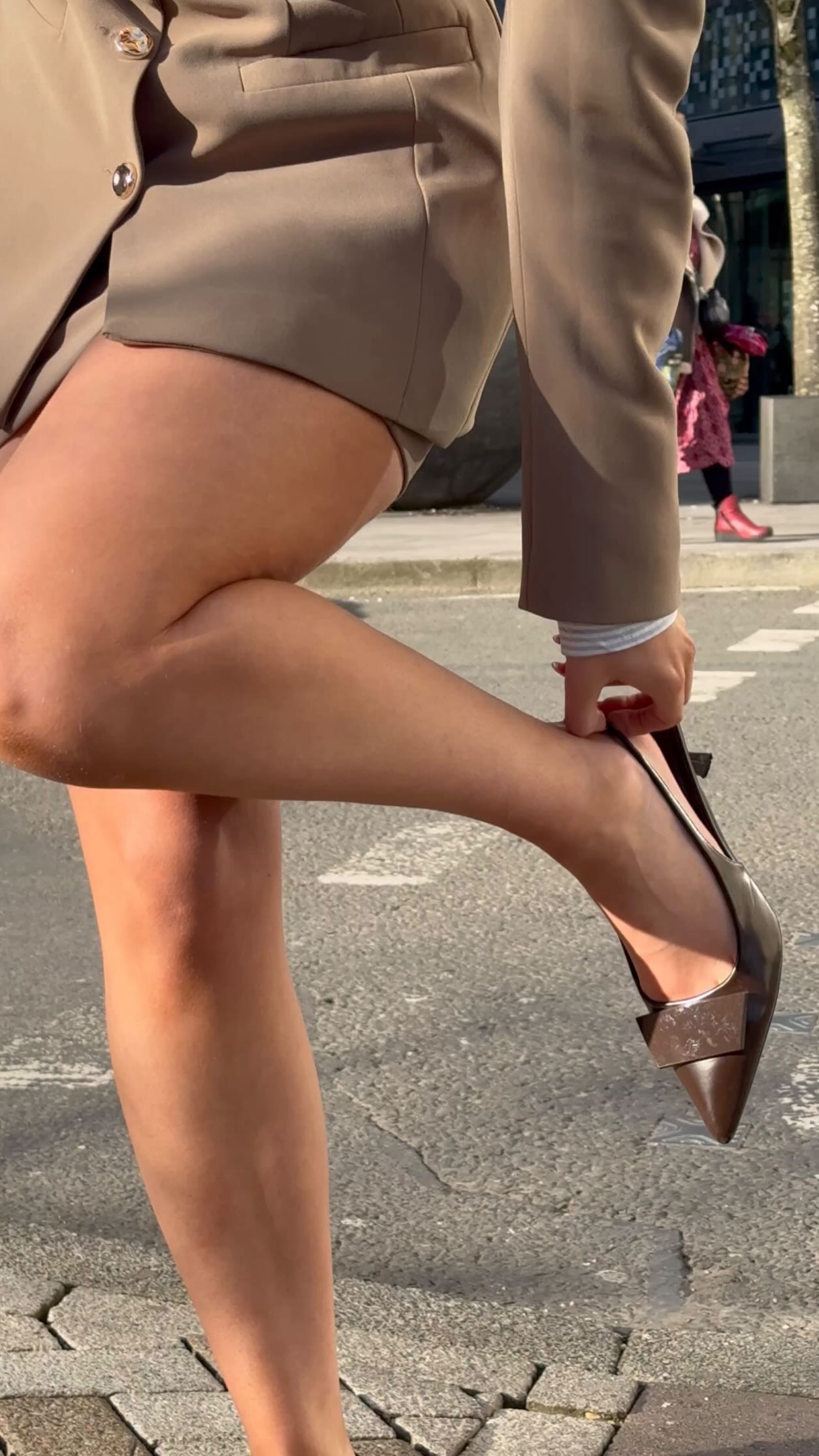 Georgia wears our taupe high-waist mini skirt—designed with a refined, tapered waist for a universally flattering silhouette✨
@georgia_youngg