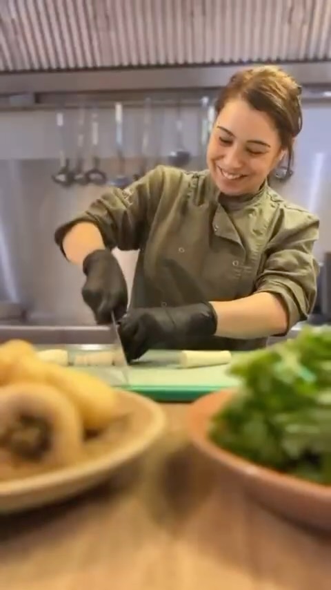 We rekenen de pastinaak tot de ‘vergeten groenten’. Al is de pastinaak de laatste jaren bezig aan een opmars en zien we hem weer vaker terug in gerechten.. En terecht! Een gezonde keuze voor heerlijke recepten zoals deze Pastinaaksoep gemaakt door chef Stefania 🤩
#wecanteen #bedrijfscatering #recept #gezondenlekker #lunchideas #soep #pastinaak #vergetengroente