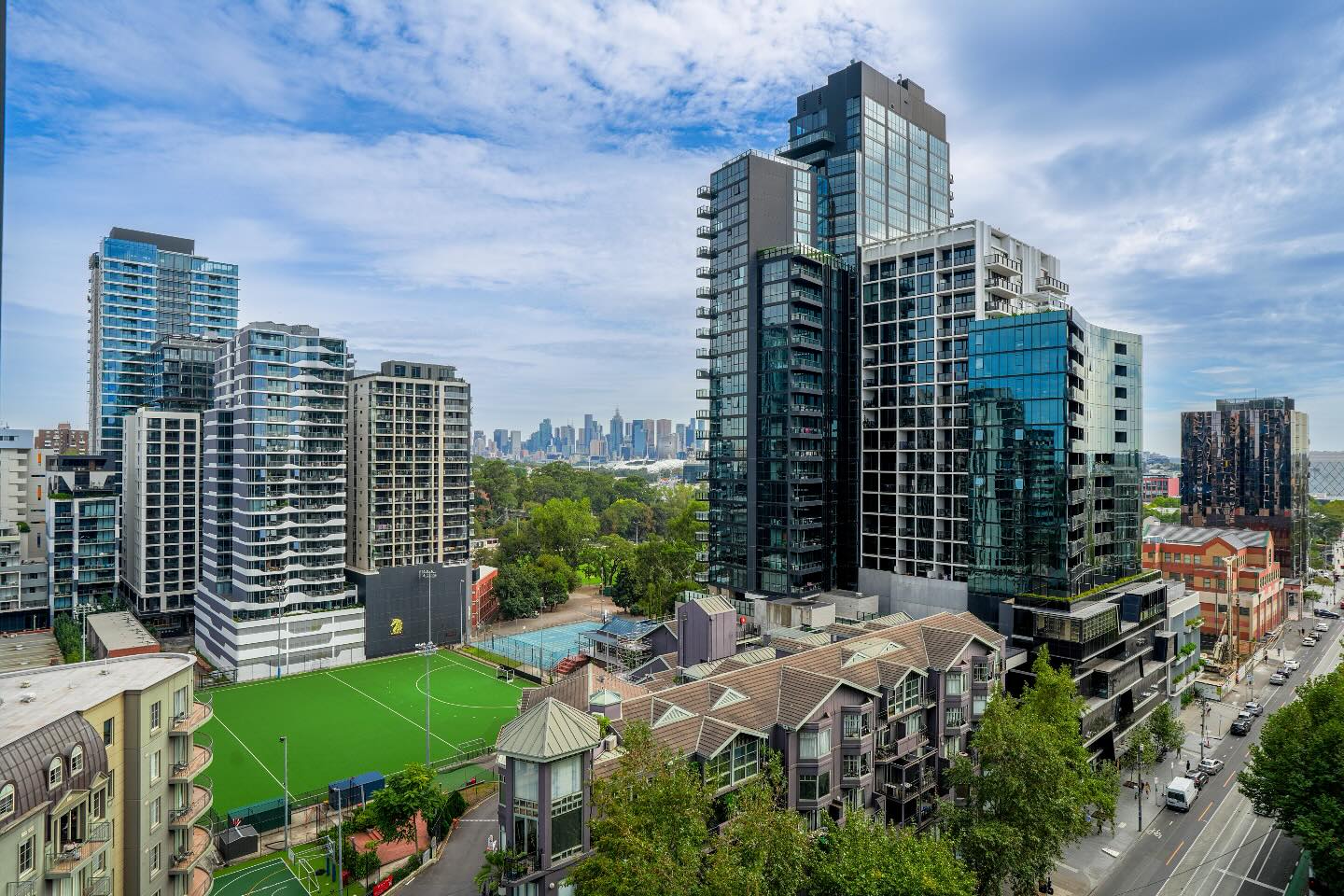 Capturing the beauty of South Yarra from above! 🌆 Blue skies, iconic views, and the perfect Melbourne vibe - this is what living here feels like. Couldn’t ask for a better spot to capture the city’s essence. #southyarra #melbournelife #cityscape #photography #melbournecbd #