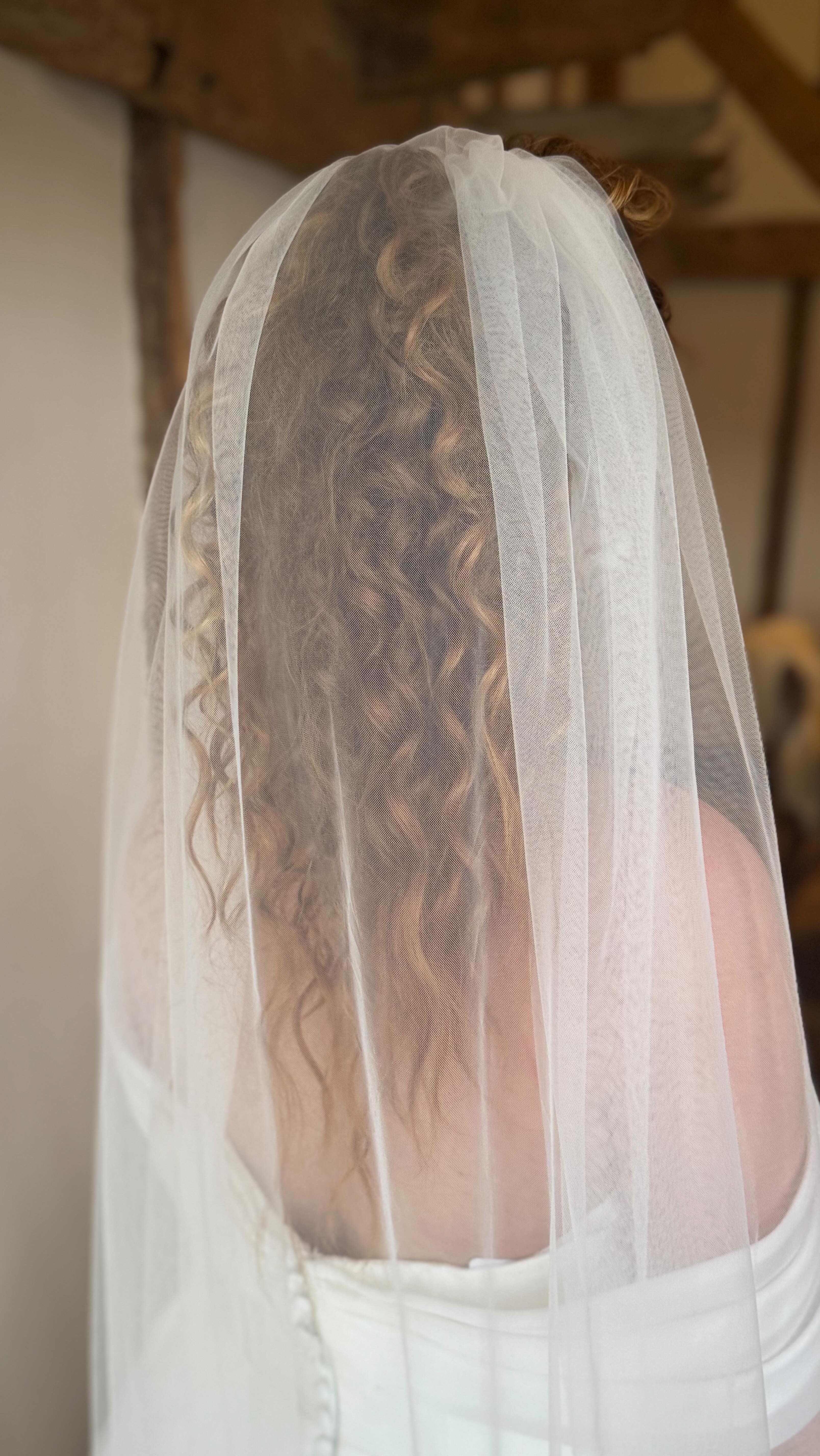 How to create those GORGEOUS afro style curls from no curl at all π€© and isnβt it even more beautiful on Danielleβs incredible hair colour ! You can use this technique to perfect curls that you already have as well, Iβve done this for lots of brides in the past and it looks gorgeous π€
Using my 10mm barrel wand by @babylissprouk, setting spray by @lorealparis, oil by @olaplex and finishing spray by @bedheadbytigi
Yes please to more of these looks this year ππ»ππ»ππ» natural is the new trend ππΌ
Is this something you would like?? Let me know your thoughts below ππ»
#bridalhairstylist #bridalhairinsurrey #professionalhairphotos #hairupdos #weddinghairstylist #weddinghairupdos #bridalhairstylistwoking #bridalhairstylistsurrey #weddinghairstylistsurrey #weddinghairstylistwoking #hairstylistwoking #hairstylistinsurrey #hairstylistinguildford #melissaoldridge #hairandmakeup #weddinghairandmakeupartist #weddinghairandmakeupideas #weddinghairideas #weddinghairupdos #weddinghairupdoideas #somersburybarn #curlyhair #naturalcurls