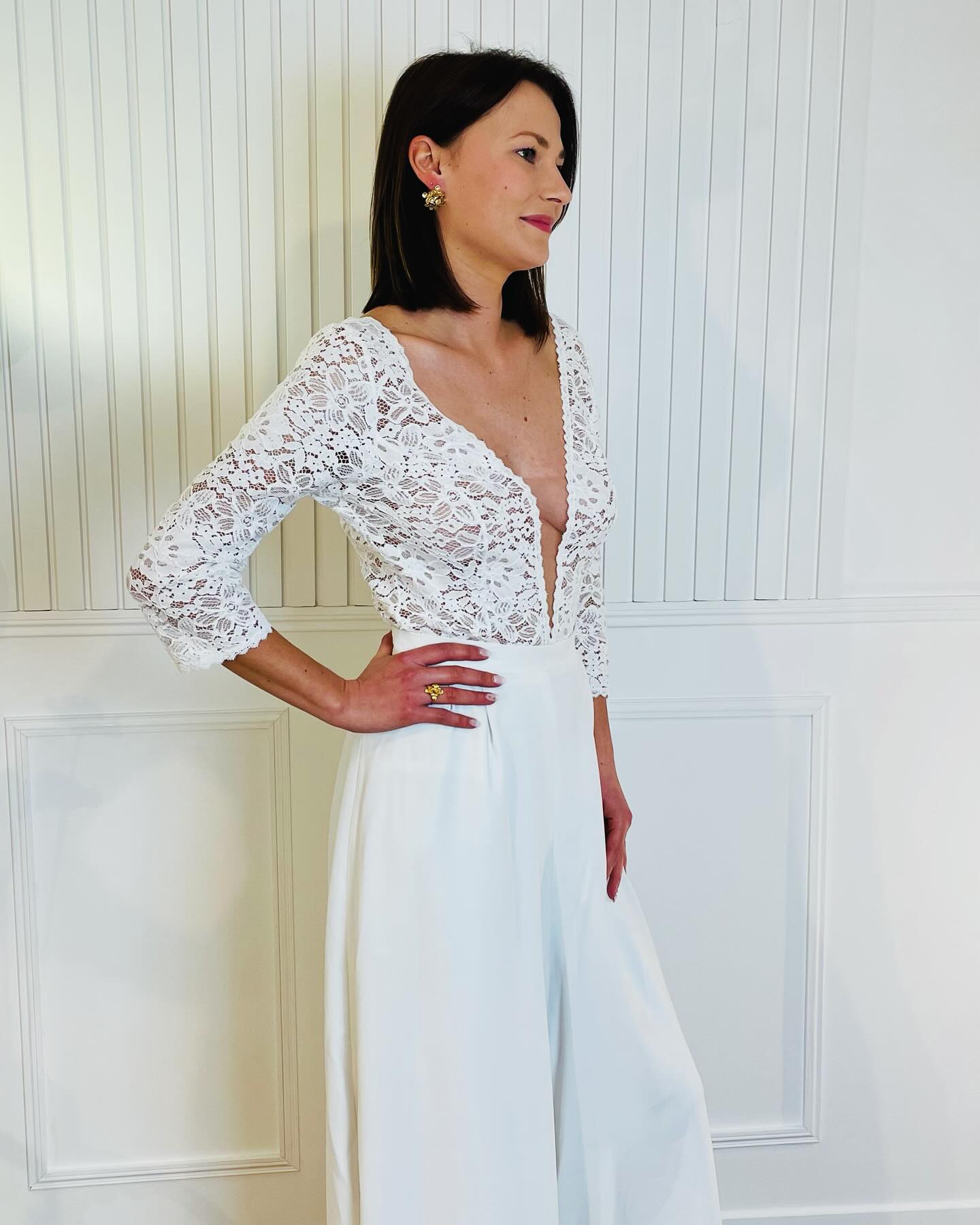 Mariage civil en vue ? ✨ Même si vous avez déjà votre tenue de cérémonie, il est encore temps de trouver celle pour votre mariage civil !
Pourquoi ne pas opter pour deux tenues pour le grand jour ? Vous pouvez vous faire plaisir avec une location ou un achat, et profiter de l’occasion pour mixer les styles. Que vous aimiez la simplicité ou l’élégance, il existe des options parfaites pour chaque cérémonie.
Rappelez-vous : un mariage, deux tenues, c’est possible !🌸☀️