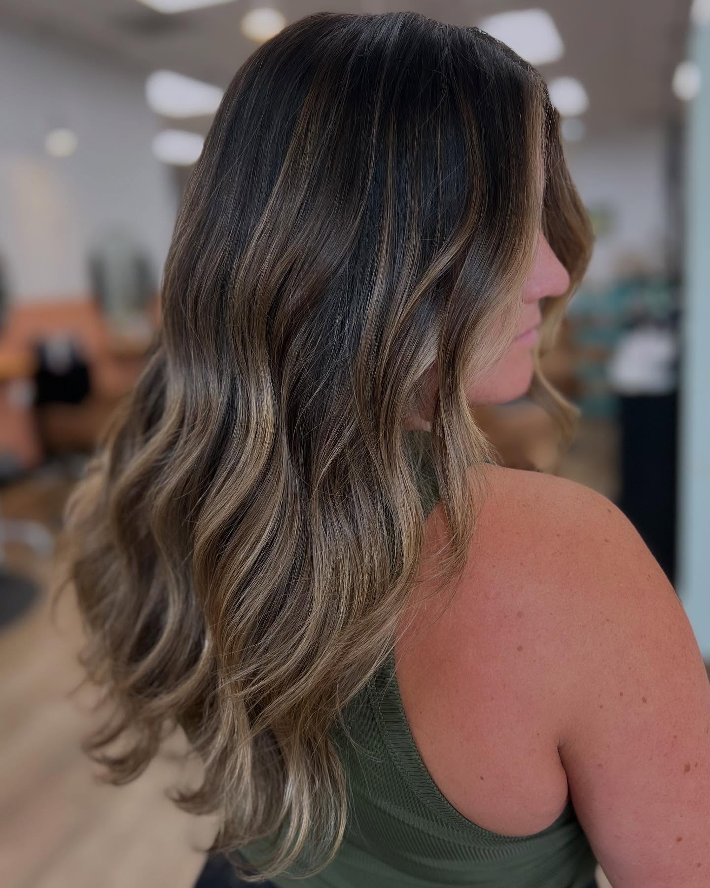 Soft & sunkissed hair forever and ever 🌞
This look is the best of both worlds, with fun pops of dimension, but a super soft natural grow out. These types of services really only need to be in the salon 2-4 times a year. That is with health trims and glosses in between to keep it shiny and fresh!