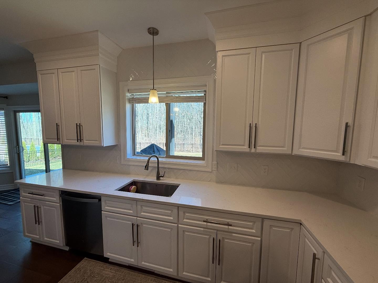 Herringbone backsplash we wrapped up today. Their neighbors referred us and they absolutely love it! Get yours today by visiting us online or giving us a call. The link is in our bio.
#subwaytile #subway #herringbone #tile #backsplash #geneseeceramictile #kimbletile