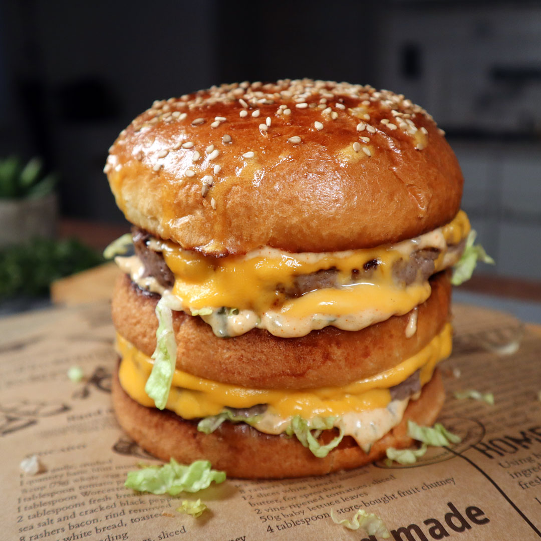 Big Mac Burger
▬ REZEPT ▬
4 Burger Buns (mit Sesam)
300 g Rinderhackfleisch
4 Scheiben Cheddar
1 Portion Eisbergsalat
1 kleine Zwiebel
2 Portionen Gewürzgurken
Big Mac Sauce
120 g Mayonnaise
40 g Gurken Relish
1 TL Weißweinessig
1/2 TL Paprikapulver
1/4 TL Knoblauchpulver
1/4 TL Zwiebelpulver
1/2 kleine Knoblauchzehe
1 Schalotte
1 EL Senf
1 TL Ketchup
1 TL Zucker
---
---
▬ RECIPE ▬
4 Burger Buns (with sesame seeds)
300g ground beef
4 slices of cheddar cheese
1 portion of iceberg lettuce
1 small onion
2 portions of pickles
Big Mac Sauce
120g mayonnaise
40g pickle relish
1 tsp white wine vinegar
1/2 tsp paprika
1/4 tsp garlic powder
1/4 tsp onion powder
1/2 small garlic clove
1 shallot
1 tbsp mustard
1 tsp ketchup
1 tsp sugar
#foodblogger #recipes #foodgraphy #foodstagrams #instafood #foodie #foodbloggers #omnomnom #streetfood #burgersandfries #burgerlove #burgerlovers #burgertime #burgernight #bigmac