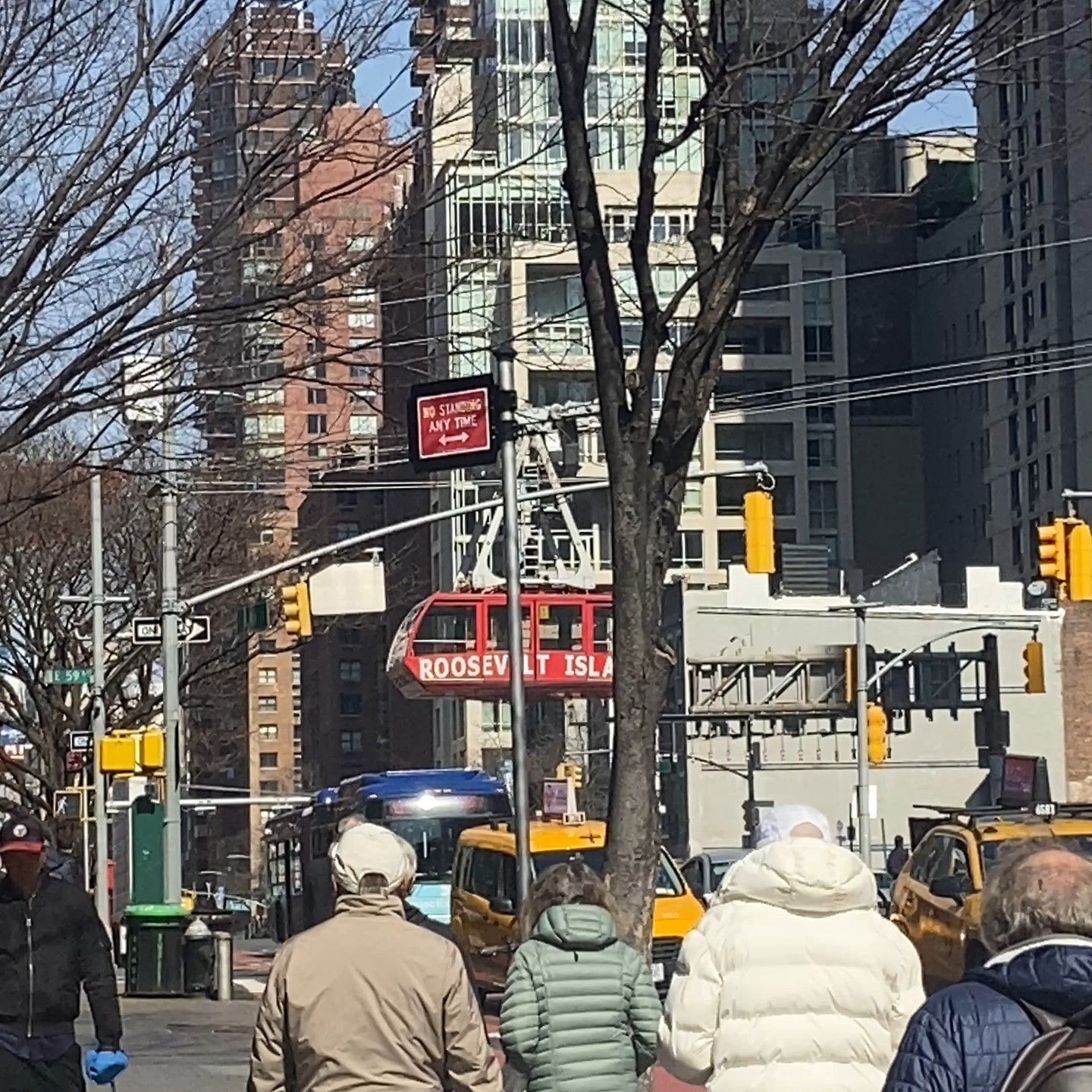 "Et si je vous disais qu’à quelques minutes de l’agitation de Manhattan se cache un endroit hors du temps ? 🚡✨
Prenez le Tramway de NYC et laissez-vous transporter vers Roosevelt Island, une île mystérieuse où le calme règne et la skyline de New York se dévoile sous un angle unique. 🌆🌉
Un secret bien gardé, une escapade inattendue... Êtes-vous prêt à découvrir ce coin caché de la ville ? 🗝
#NYCSecrets #TramwayMystère #RooseveltIsland #ExploreNYC"