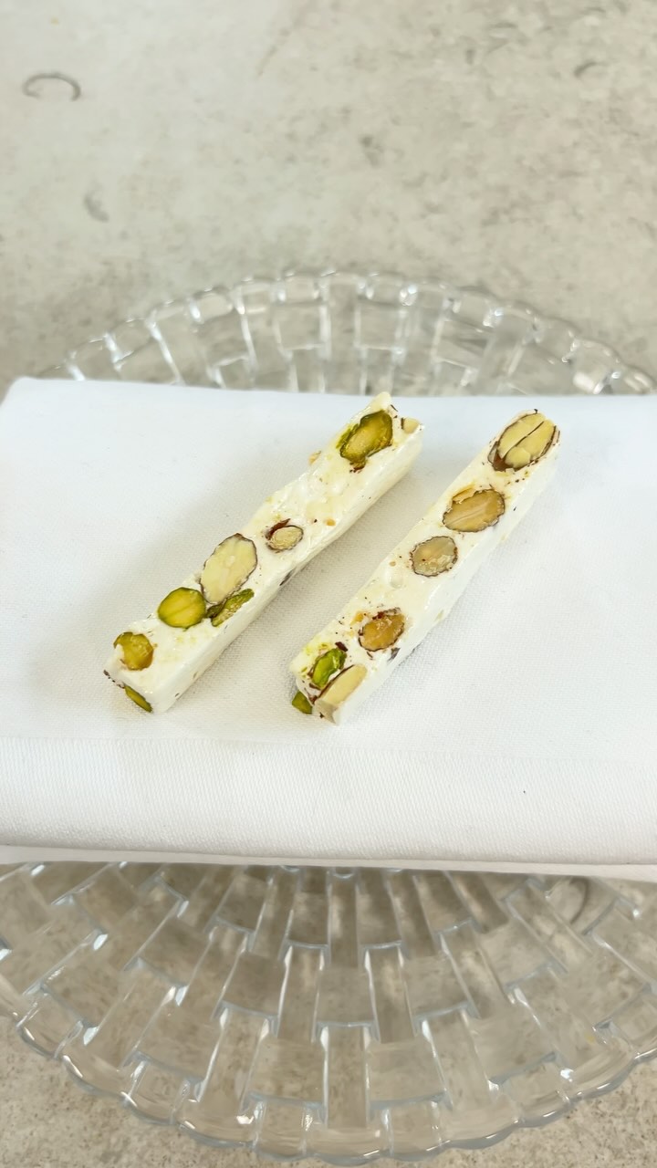 White nougat with almonds and pistachio 🤍
Find the recipe on my gronda profile (link im bio)
Spot my little friend and helper 🐈
#gronda #recipe #culinaryarts