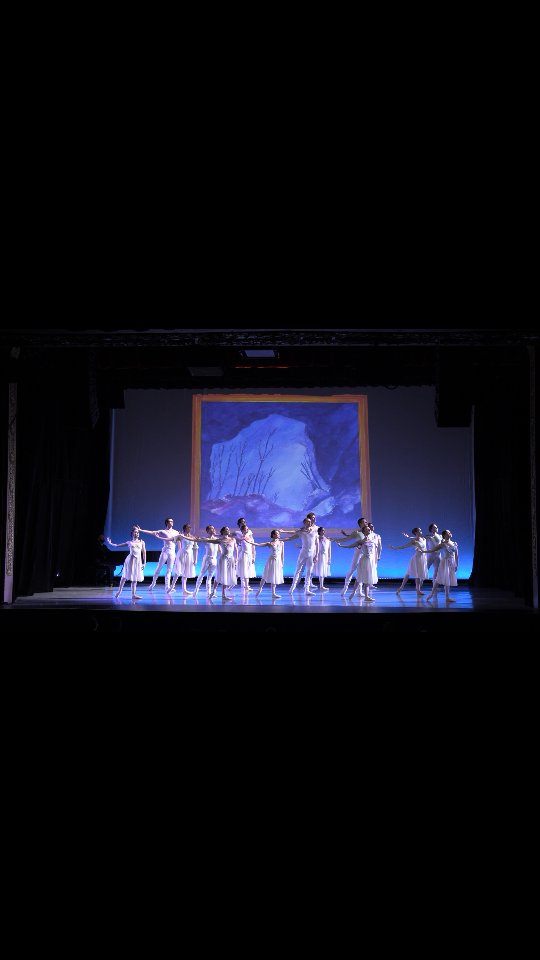 Please enjoy this 2:30 minutes video with highlights of the ballet production 'See the Music (Hear the Dance)' by @balletdesmoines with their amazing choreographer @tommattinglydance - you can watch the video in 16:9 landscape format on my YouTube channel (link in bio).
.
Thanks again to everyone involved for this excellent combination of music and dance!
.
@djburnpiano @sehnsuchtinc @emilycostumes #seethemusichearthedance #neoclassical #neoclassicalmusic #piano #pianist #composer #instapianista #piano #pianistsofinstagram #romantic #balletlife #ballet