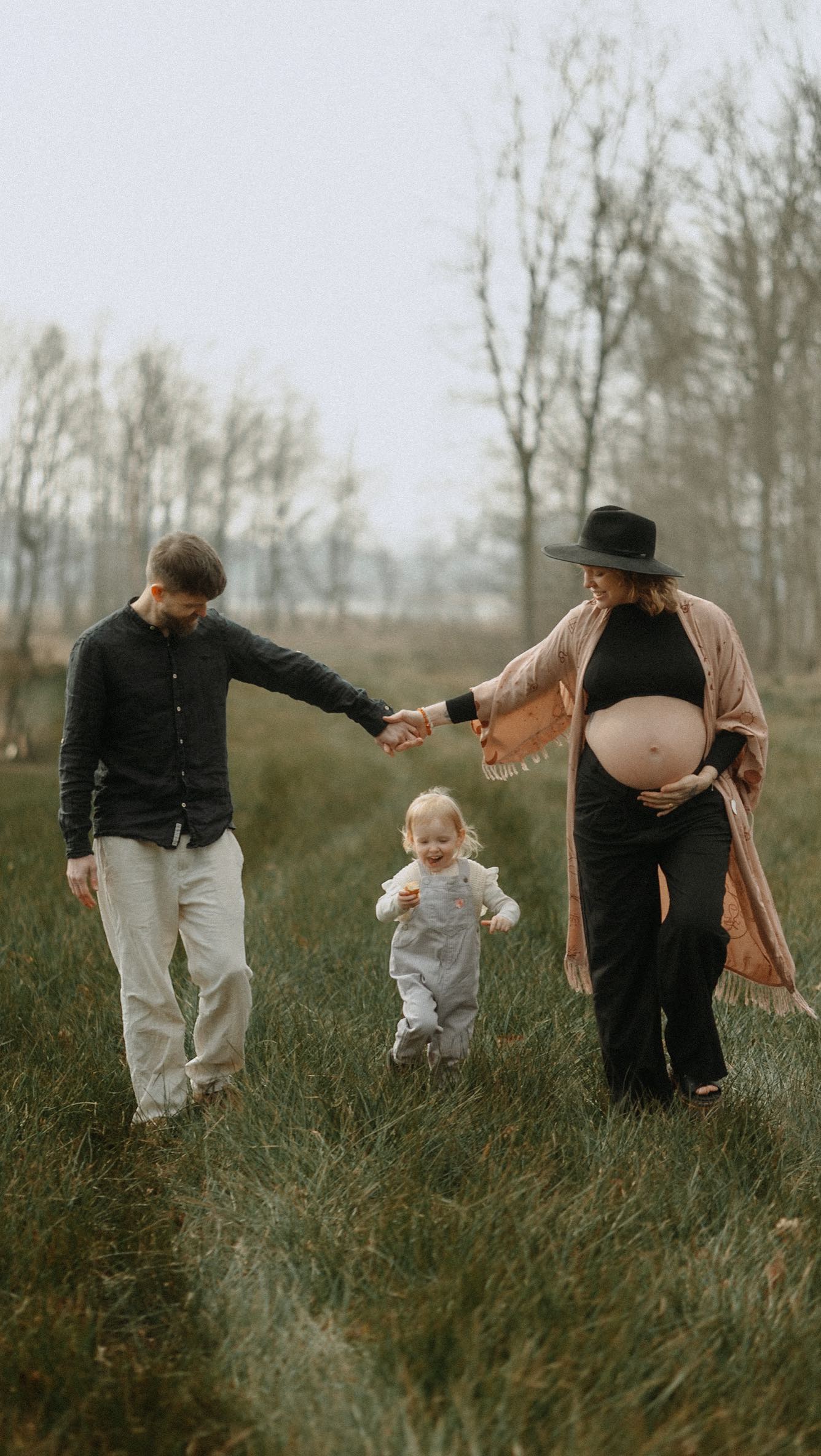 Matti kruipt vaak in de zetel met de foto albums (niet dat ik er veel heb.. van zijn eerste levensjaar wel, maar vanaf dan is het een werkpuntje 🤓) ‘Amaai mama, kijk hier! Ik was dat helemaal vergeten..’ ja logisch, we herinneren ons bitter weinig van onze kindertijd. Maar eerlijk..? Ik heb dat ook. Sommige momenten zou ik helemaal vergeten zijn, als er geen foto’s van waren.
Dus mama’s, zorg dat je zelf óók op foto staat. Boek die shoot. Bewaar die kleine, kostbare momenten. Voor nu, voor later, voor altijd. 💛
#mommyandme #familie #mommyandmephotoshoot #familiefotografie #zoutleeuw #mamaopdefoto #mamazijn #familiefotograaf #zwangerschap #ikbenzwanger #zwangerschapsfotograaf