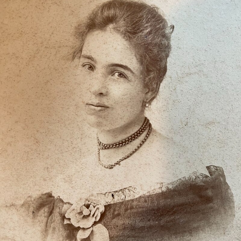 Maria Anna Benedicta von Spiegel
BBKL XLIX
Autor: Manfred Berger
SPIEGEL, Sr. Maria Anna Benedicta von, OSB, * 31.1. 1874 auf Schloss Helmern (bei Warburg), † 17.2. 1950 in Eichstätt, 57. Äbtissin (1926-1950) der Benediktinerinnenabtei St. Walburg in Eichstätt.
https://www.bbkl.de/index.php/frontend/lexicon/S/Sp-Sq/spiegelsrmariaannabenedictavon-88865
