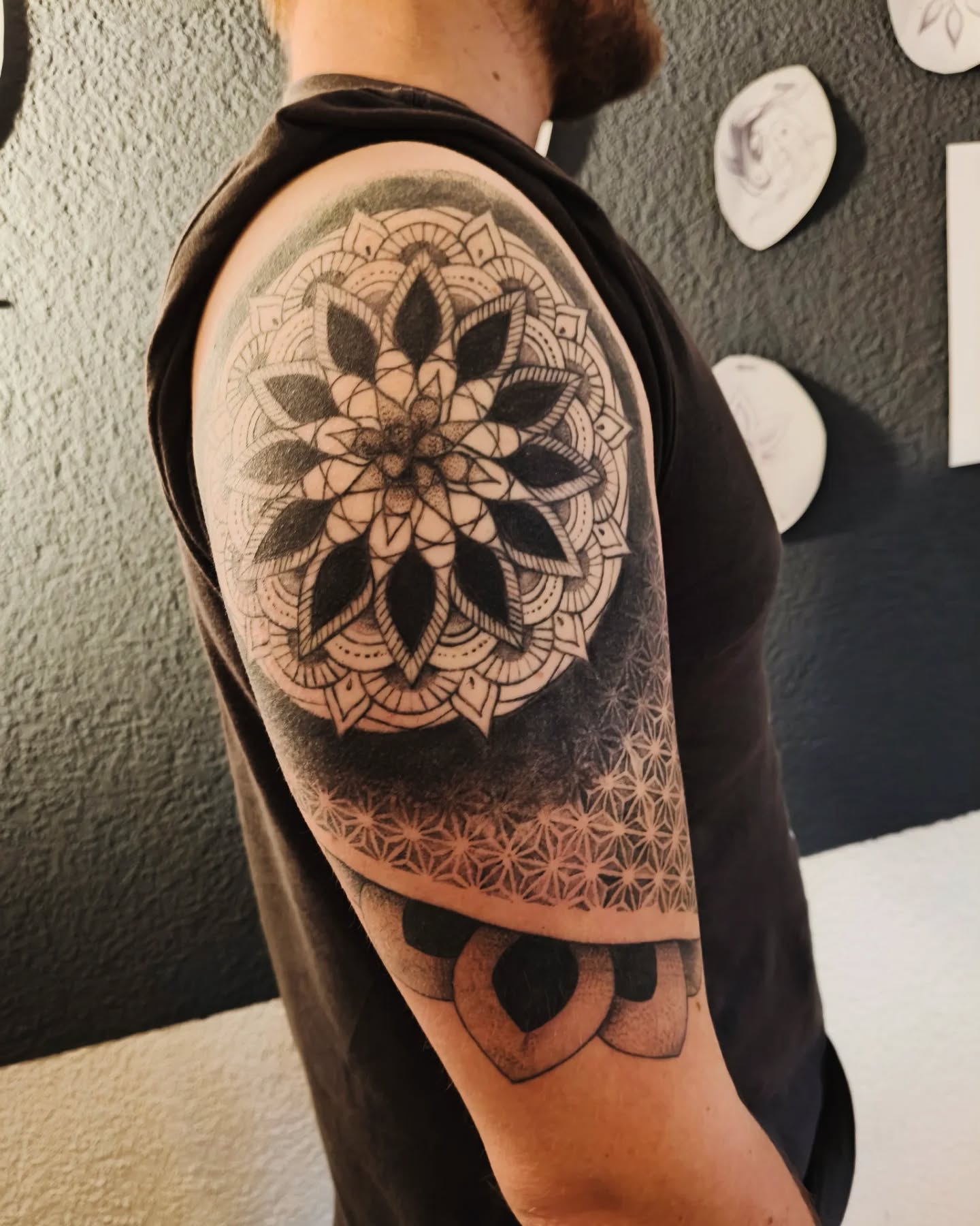 Mandala half Sleeve ✨✨
Vielen lieben Dank für dein Vertrauen und die tollen Sessions ✨🙏🏼✨
#mandalatattoo #mandalasleeve #halfsleeve #finelinetattoo #dotworktattoo #tattoobern #tattoostudiobern #geometrictattoo