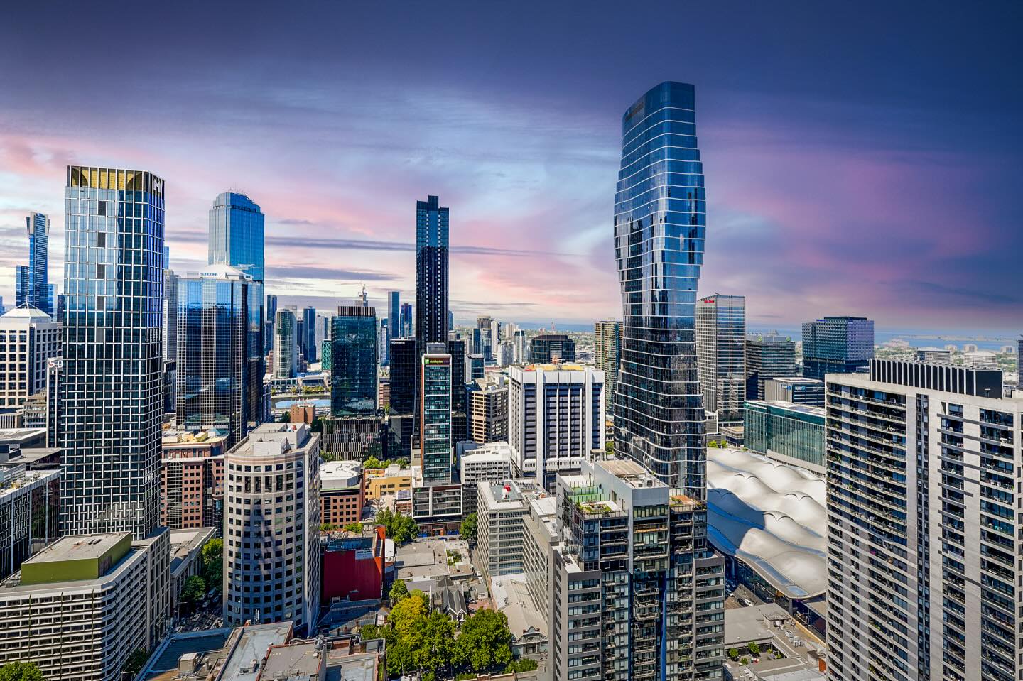 Melbourne moves different🔥🌆 KING KONG energy, and a skyline that hits every time. no skips, just straight vibes—who else feels that melb magic? 🚀✨
#melbourneskyline #theynotlikeus #cityvibes #nightdrives #realestatephotography #luxuryliving #skylinenights #urbanenergy #modernvibes #aestheticviews #dreamcity #highrises #melbournevibes #nextlevelscenes #skylineviews