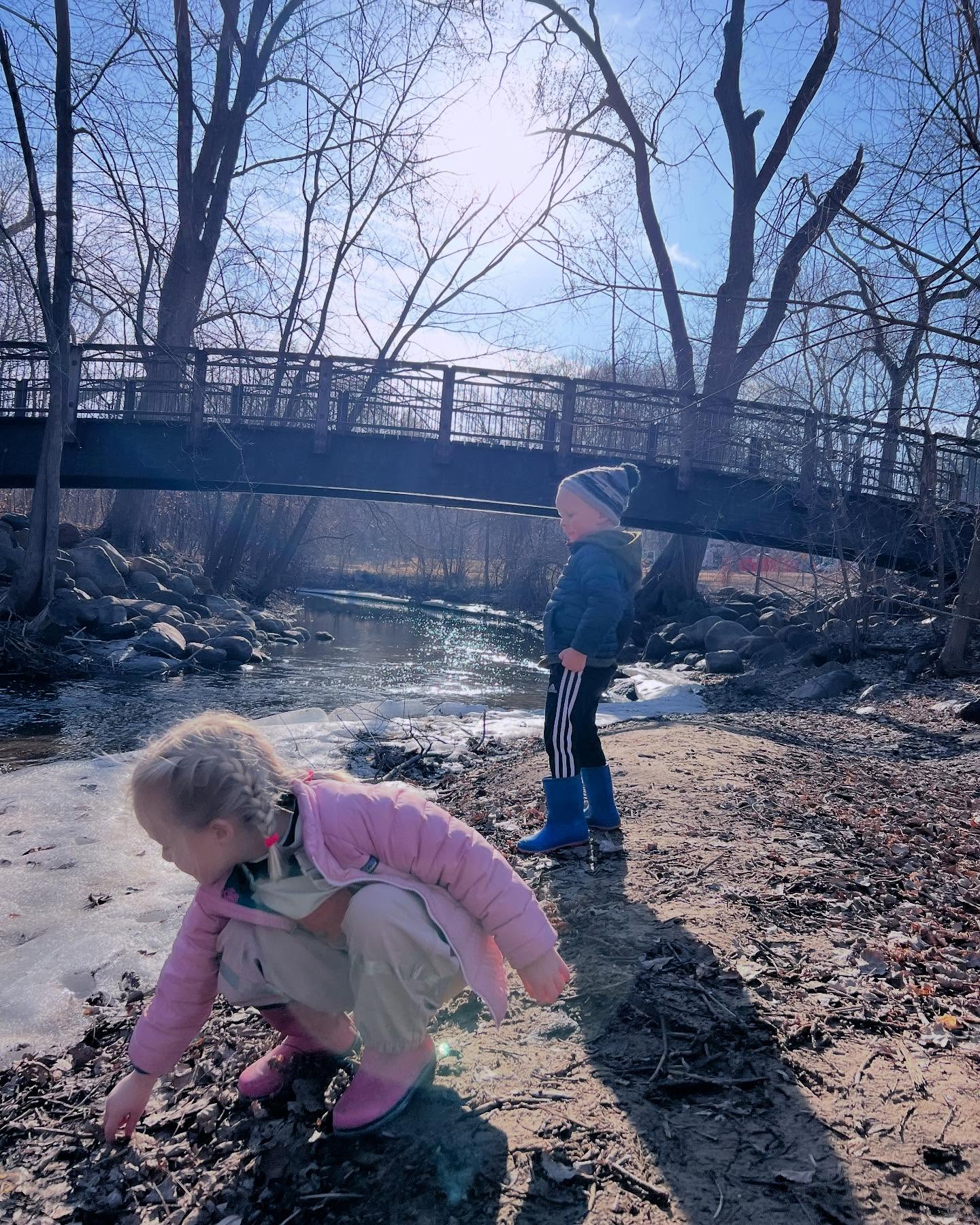 As the ground thaws, the stream melts, the sap rises and the springtime sunshine warms us through and through; these children continue growing and laughing, learning and exploring in the natural world.
#naturepreschool #outdoorplay @larksongpreschool