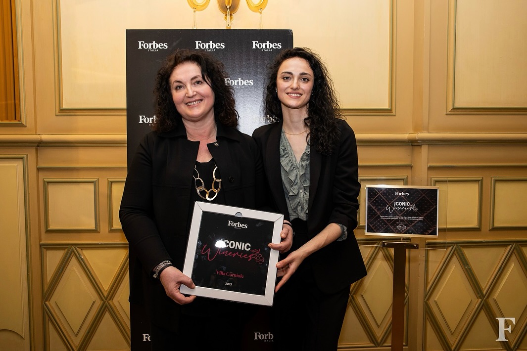 Siamo estremamente orgogliosi che Villa Corniole sia stata inserita nella rivista americana Forbes - @forbesitalia tra le 𝟭𝟬𝟬 𝗜𝗰𝗼𝗻𝗶𝗰 𝗪𝗶𝗻𝗲𝗿𝗶𝗲𝘀 𝟮𝟬𝟮𝟱. Un traguardo di grande prestigio che premia il nostro impegno nella valorizzazione del territorio e nella ricerca dell’eccellenza.
Un sentito ringraziamento a Cristina Mercuri @cristinamercuri_wine DipWSET per aver raccontato con sensibilità e competenza la nostra realtà e tutte le altre eccellenze vinicole italiane, e a Forbes per questo importante riconoscimento.
Un grazie speciale va anche alla nostra famiglia, al nostro team e a tutti coloro che da sempre ci supportano e condividono con noi questa passione.
@cristinamercuri_wine
@mercuriwineclub
@forbesitalia
@forbes
@giulipool
@alessandromauro.rossi
#VillaCorniole #Forbes100IconicWineries #EccellenzaItaliana #VallediCembra