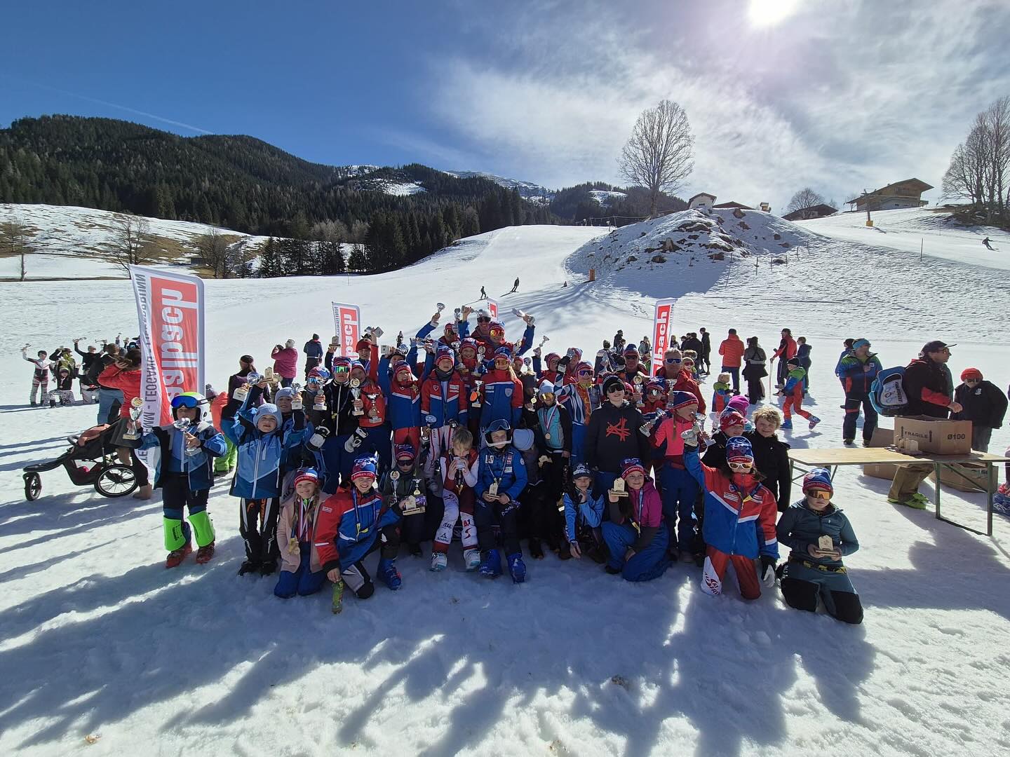 Kitzsteinhorn Kindercupfinale bei uns in Saalbach Hinterglemm!
Einzelwertungen im Slalom
🥇 Emma Hasenauer, Maier Lena, Maxi Hasenauer, Johanna Hasenauer, Pia Geissler, Felix Maier
🥈 Rosalie Schachner, Kabusch Elias, Samuel Pichler, Sophie Schachner, Marie Faistauer, Elias Pichler
🥉 Lea Oberlader, Elisabeth Gensbichler, Morris Panholzer
Gesamtwertungen:
🥇 Emma Hasenauer, Lena Maier, Maxi Hasenauer, Johanna Hasenauer, Elisabeth Gensbichler, Felix Maier
🥈Samuel Pichler, Pia Geissler, Marie Faistauer
🥉Rosalie Schachner, Lotta Faistauer, Sophie Schachner
4️⃣ Elias Kabusch, Johanna Faistauer, Elias Pichler
5️⃣ Heri Wolf, Jonas Oberlader, Morris Panholzer
#scsaalbachhinterglemm #kidsonskis #nachwuchs #kindercup