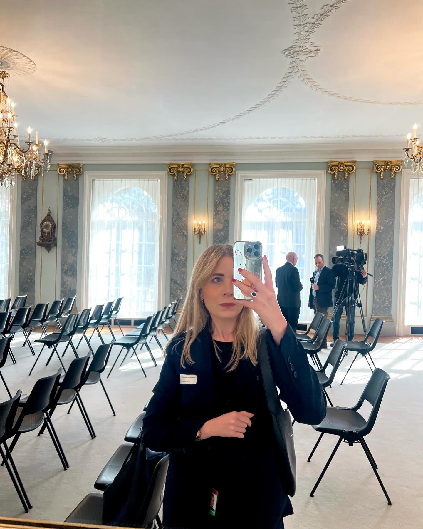 SICHERHEITSPOLITIK ⚖️🇺🇳🌍 Es war ein äusserst aufschlussreicher Anlass im Bernerhof während der Frühlingssession im Parlament, bei dem das Thema „Weltfrieden – Quo vadis“ intensiv beleuchtet wurde.
Der Rückblick auf die vergangenen zwei Jahre der Schweiz im UNO-Sicherheitsrat und die darauf folgende Diskussion über die EDA-Strategie 2030 boten wertvolle Einblicke in die aussen- und sicherheitspolitische Ausrichtung unseres Landes.
Besonders beeindruckend war die Sichtweise von Joachim Adler, dem Chef der Verteidigungspolitik im Staatssekretariat für Sicherheitspolitik (SEPOS) des VBS. Er hob hervor, wie sich die Schweiz als neutraler Akteur im internationalen Sicherheitsumfeld immer wieder neu positionieren muss, um in einer zunehmend multipolaren Welt glaubwürdig zu bleiben – insbesondere in Zeiten der Desinformation und hybriden Kriegsführung, die immer mehr an Bedeutung gewinnen.
Ein weiterer wichtiger Aspekt zum Thema #Sicherheitspolitik war die Ernennung des grossen Eskalationspotenzial im Nahen Osten, das mit dem Wiederaufflammen von Terrorismus und den geopolitischen Spannungen zusammenhängt. Der Klimawandel ist ebenso ein bedeutender Faktor, der die sicherheitspolitischen Folgen noch verstärken wird – dies ist eine Herausforderung, die in den kommenden Jahren nicht zu unterschätzen ist.
Die Diskussion über die Balance zwischen nationaler Sicherheit und internationalen Verpflichtungen war besonders spannend. In einer Ära, in der nicht nur militärische, sondern auch diplomatische, wirtschaftliche und technologische Strategien massgeblich sind, wird es entscheidend sein, wie die Schweiz ihre Rolle als verlässlicher Partner im internationalen Dialog definiert. Es wird sich zeigen, wie sich die Schweiz auf den wachsenden Herausforderungen der globalen Sicherheitsarchitektur vorbereitet.
❓ Was denkt ihr: Wie sollte sich die Schweiz in den kommenden Jahren im internationalen Sicherheitsumfeld positionieren?