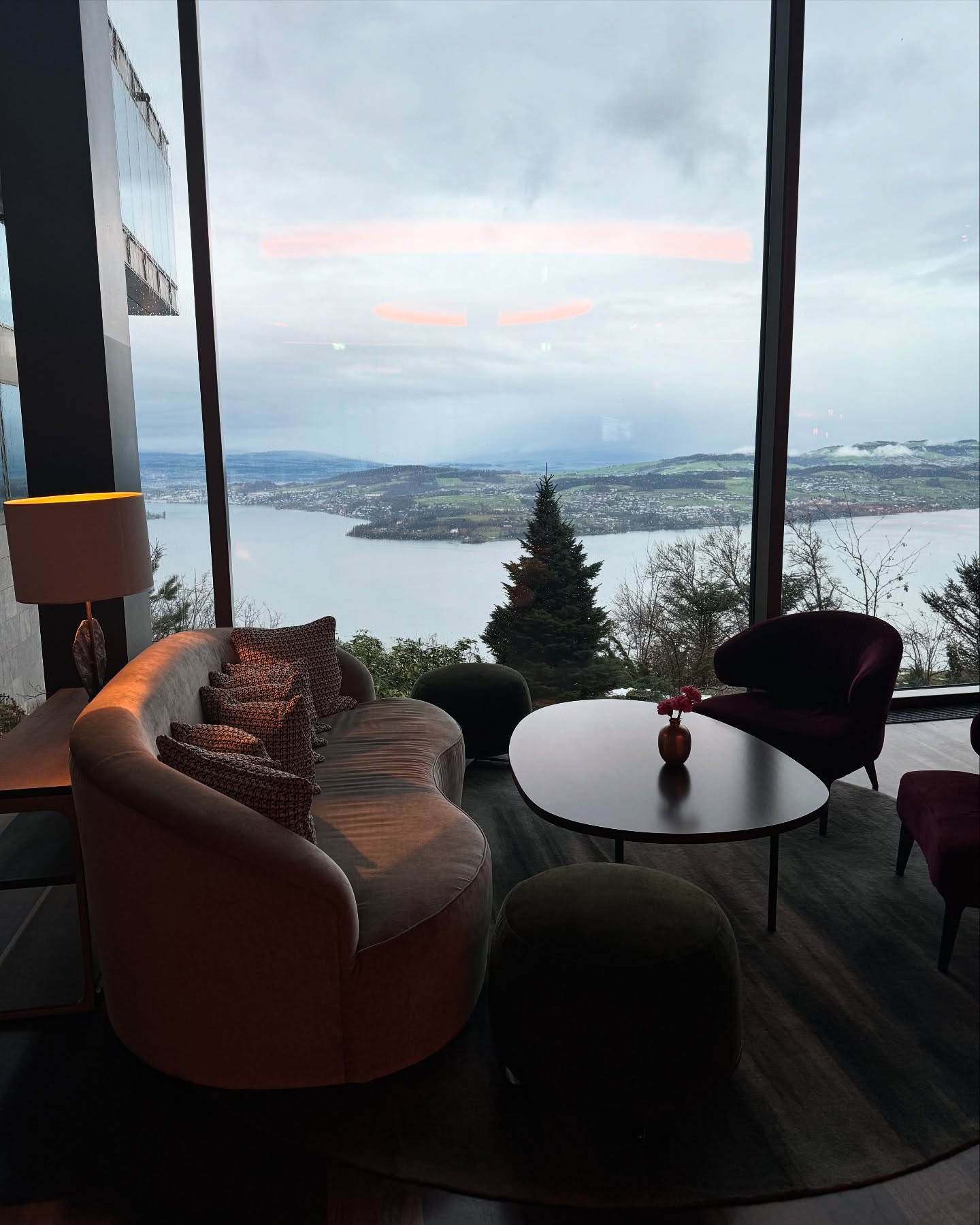 Design, Eleganz und pure Inspiration – das Bürgenstock Hotel vereint Luxus und Architektur auf höchstem Niveau. Jeder Raum erzählt eine Geschichte, die zum Träumen einlädt.
#interiordesign #architecture #bürgenstockresort #luzern