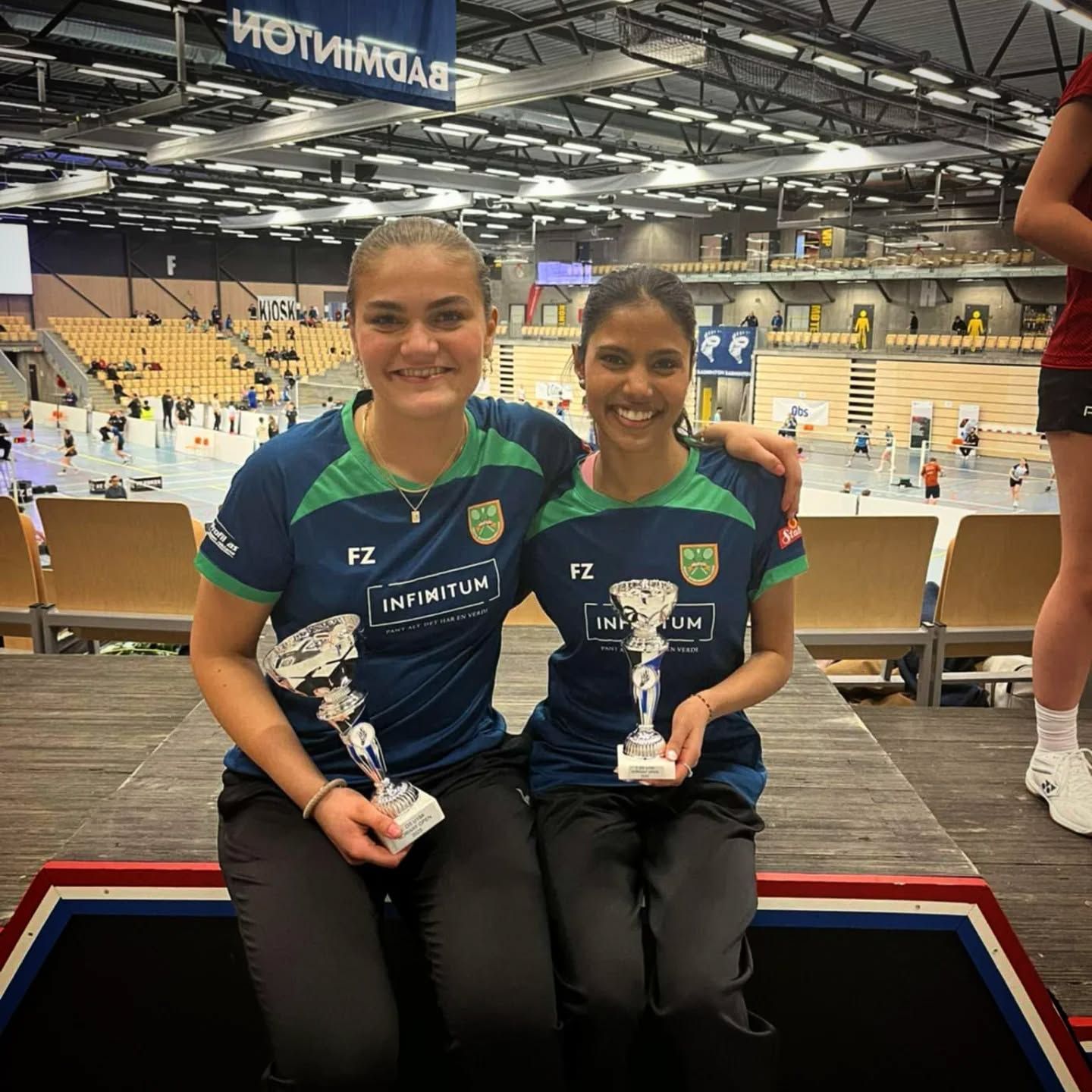 Blide klubbvenninner. Gull til Mina I både singel og damedobbel u19, bronse til Emma i ds og Md u19. Gratulerer!
#norwayopen #sotrabadmintonclub #mossbadmintonklubb #Infinitum #norprofil #sportmodern #stabburet #badmintonlife #ranking #norgesbadmintonforbund