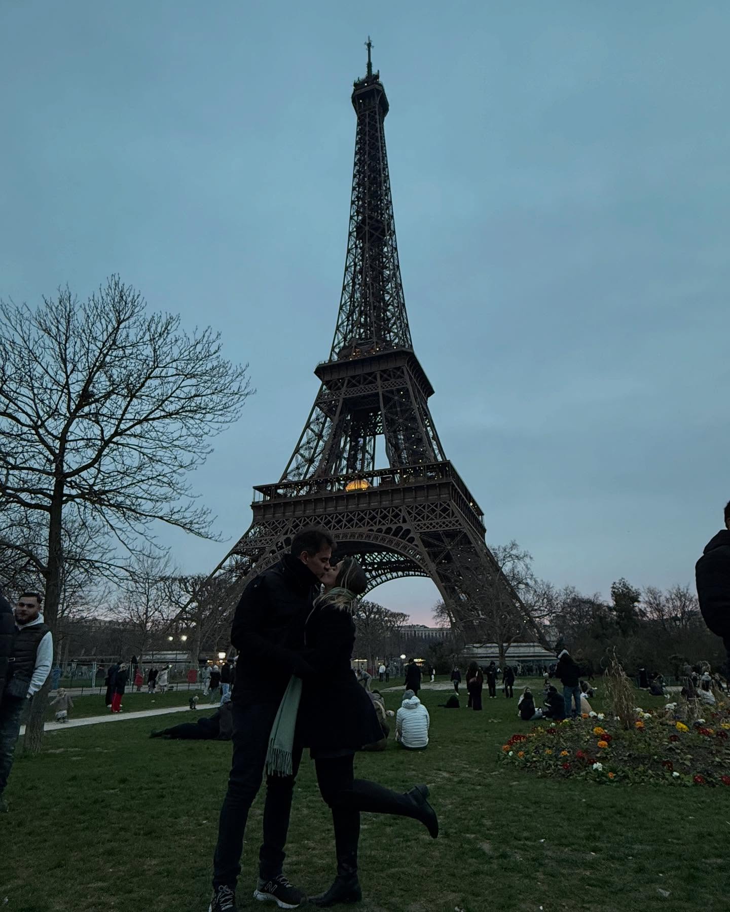 E por fim, uma linda história de amor diretamente de Paris… ✨
Eu e Vinicius nos conhecemos em 2007, namoramos por 8 anos e, em maio de 2015, dissemos “sim” para uma vida juntos. Essa viagem significou muito mais do que qualquer foto pode transmitir. Completamos 10 anos de casados, construímos uma família linda com nossas três princesas e seguimos sonhando em desbravar o mundo lado a lado.
Na mala, levamos de volta a saudade das nossas pequenas, que ficaram em boas mãos, enquanto recarregamos nossas energias e aproveitamos esses 15 dias só nós dois. Só tenho que agradecer a você, @vinicius1908, por ser meu companheiro fora da curva, por tanto amor, parceria e por realizar mais um dos meus sonhos. Te amo hoje e sempre! ❤️✨
#10AnosDeCasados #AmorEmParis #NossaHistória